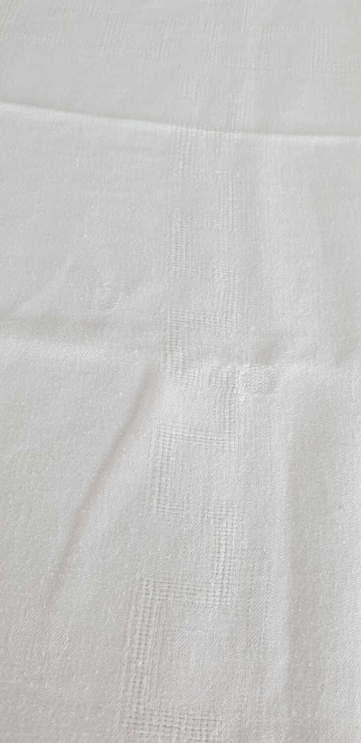 Old tablecloth with 6 towels