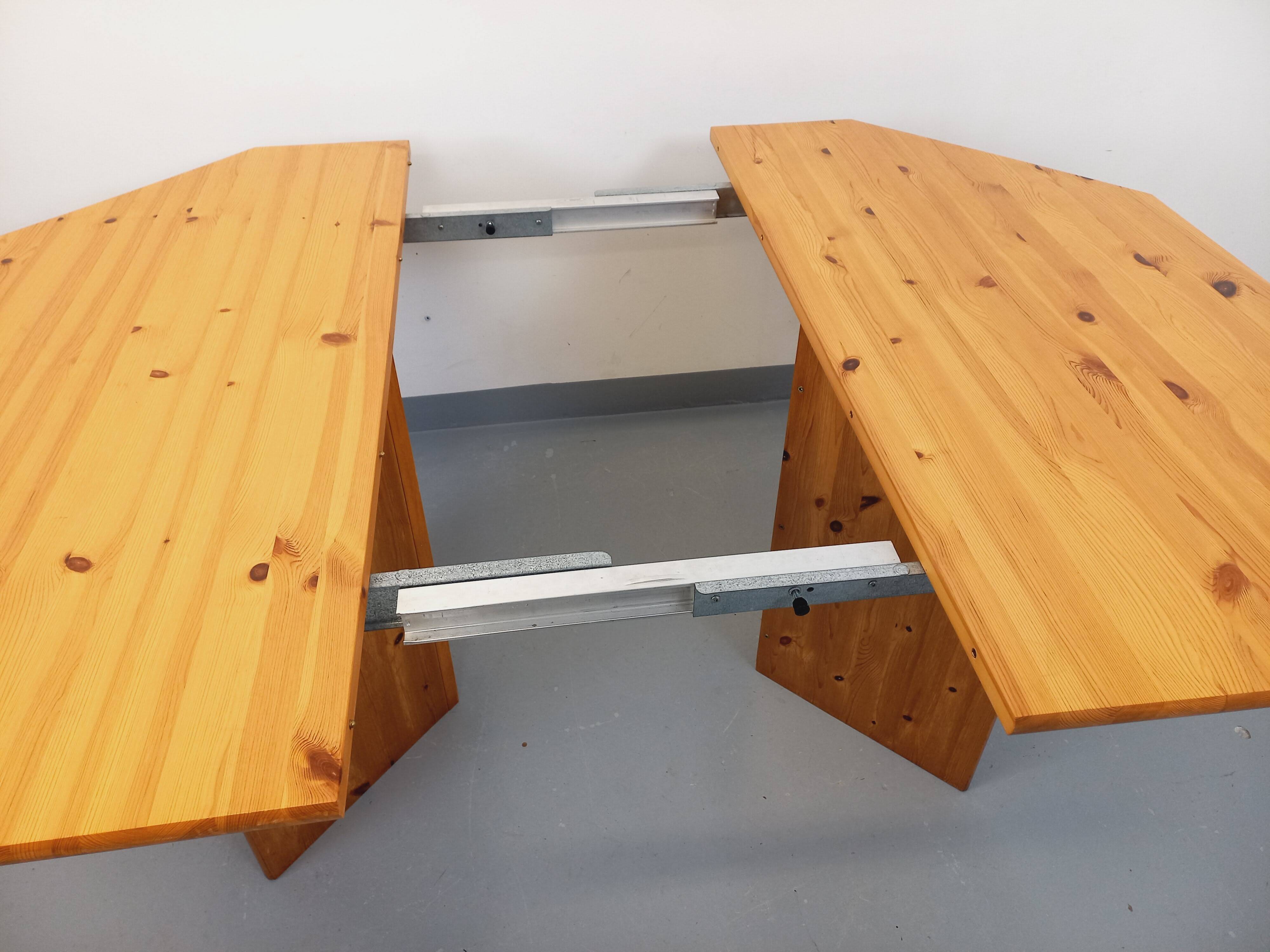 Vintage octagonal dining table from the 1980s in pine with an extension.