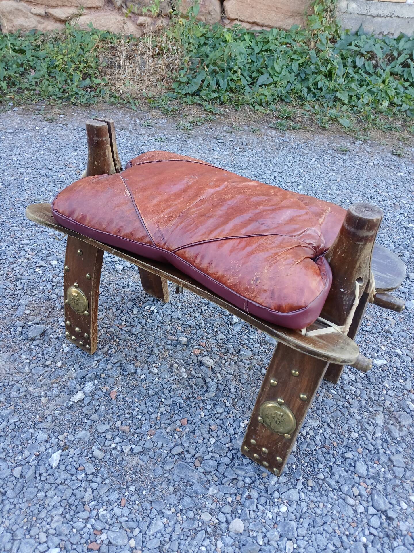 Tabouret égyptien forme selle de chameau