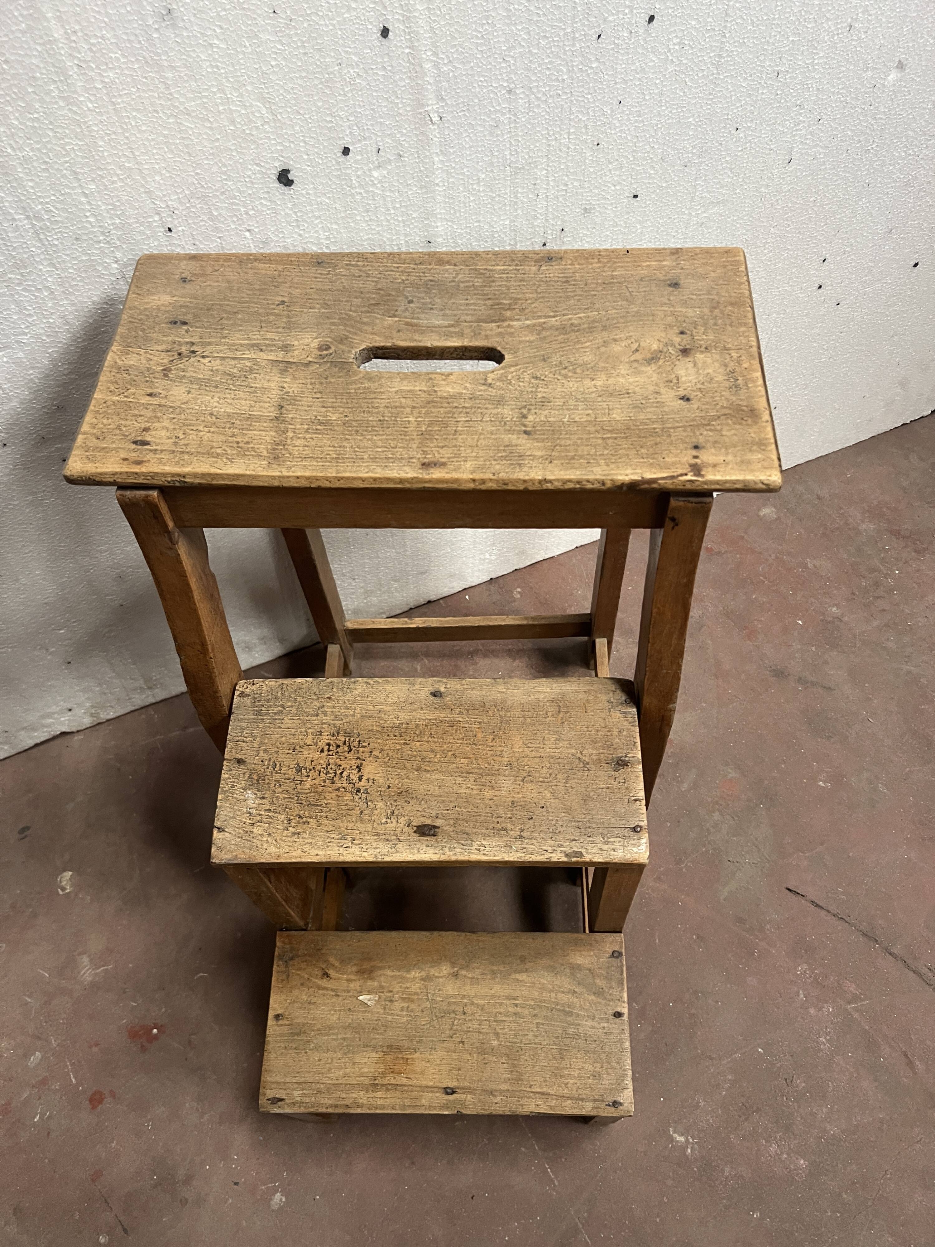 Escalier de bibliothèque en hêtre naturel XIX siècle