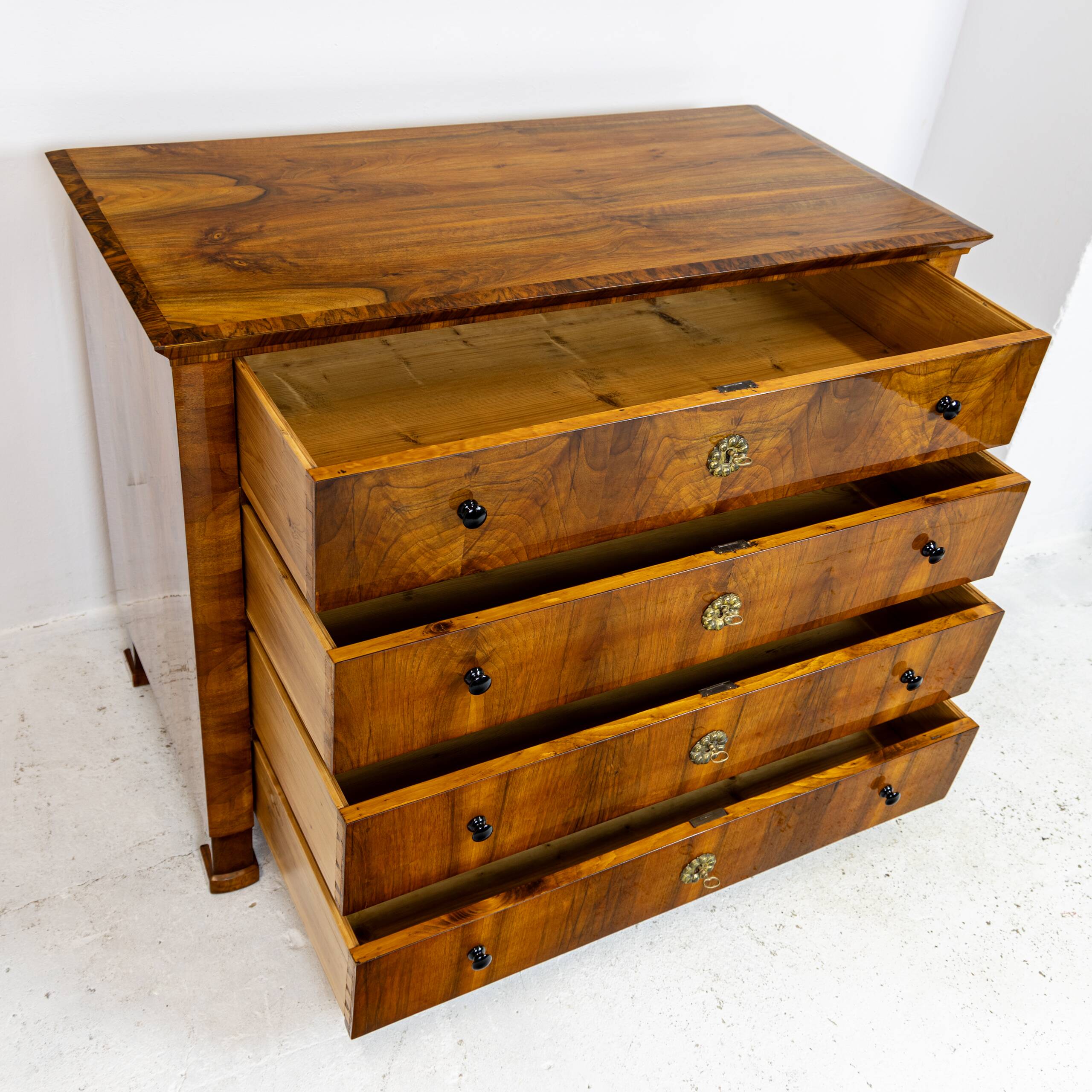 Grande commode Biedermeier en placage de noyer 1820-1840