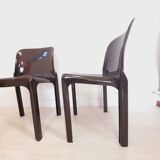 Table avec trois chaises design Vico Magistretti pour Artemide dans les années 70, Stadio 120, Selene