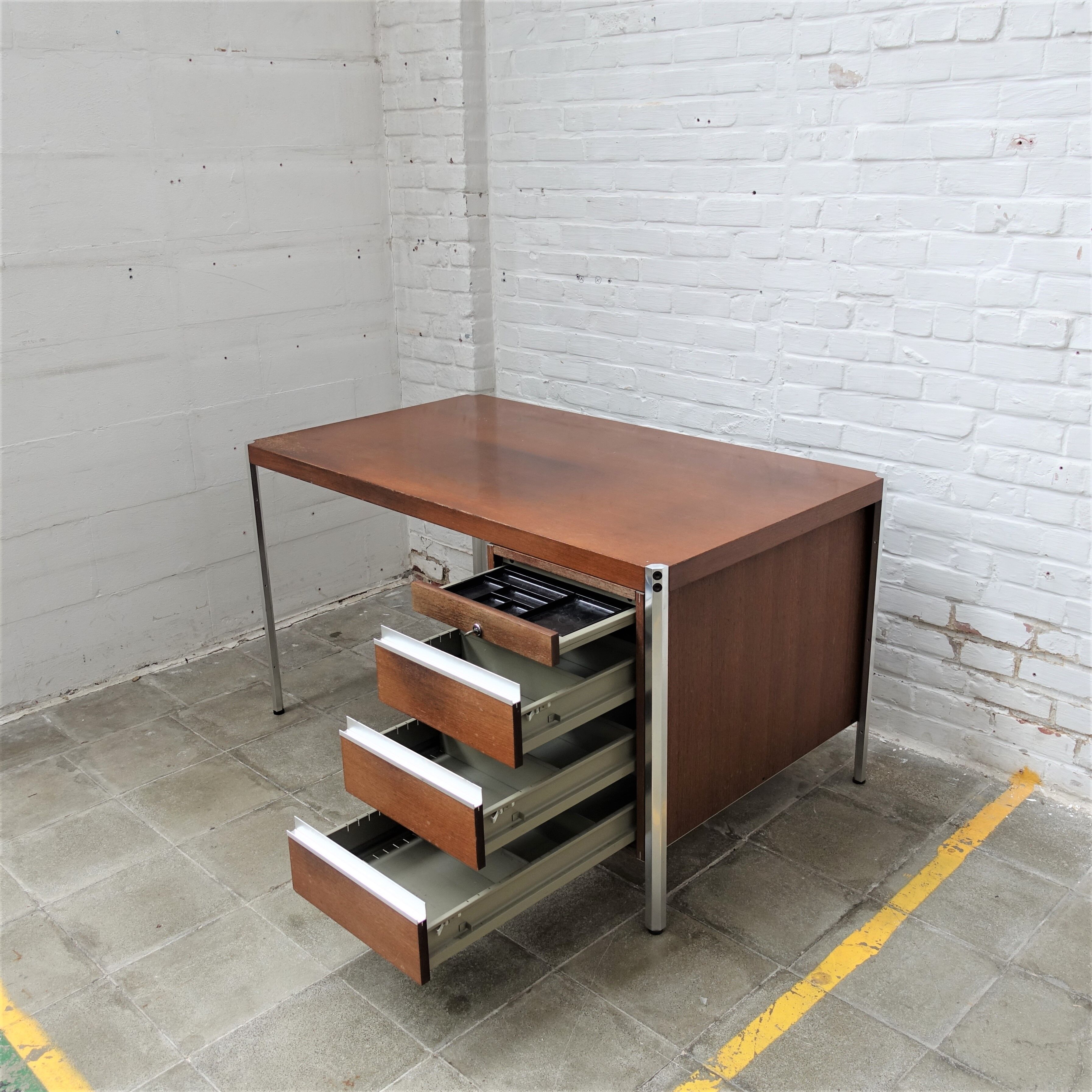 Bureau élégant de bois de rose
