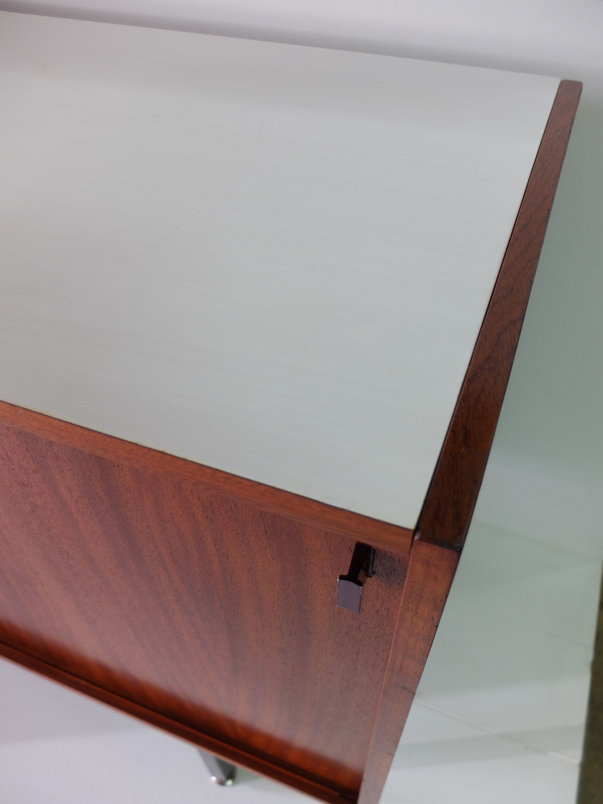 Buffet Bas 1960 in mahogany, Provenance Cité Universitaire Jean Zay