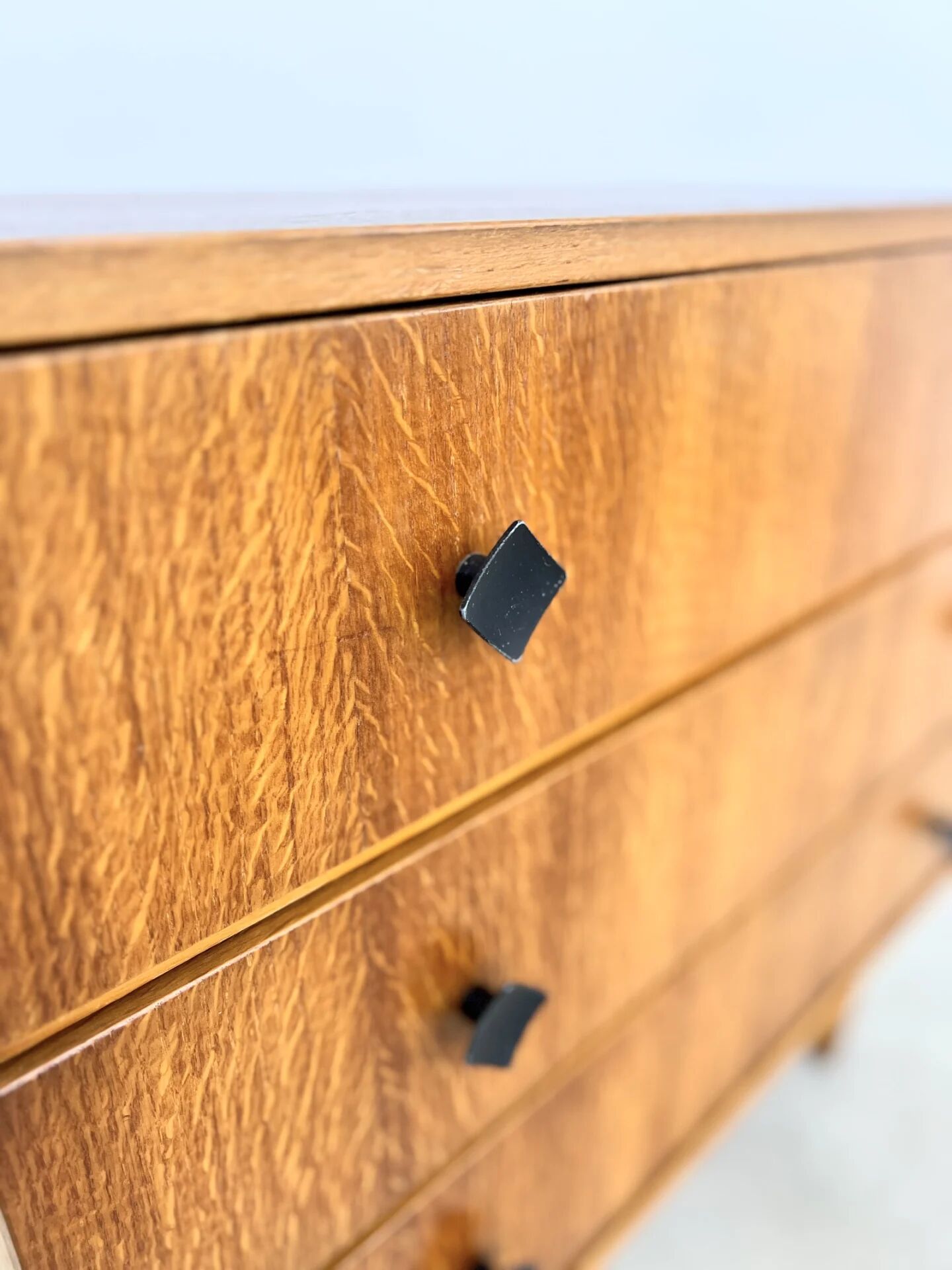 Commode scandinave 3 tiroirs en chêne, boutons noirs — années 60