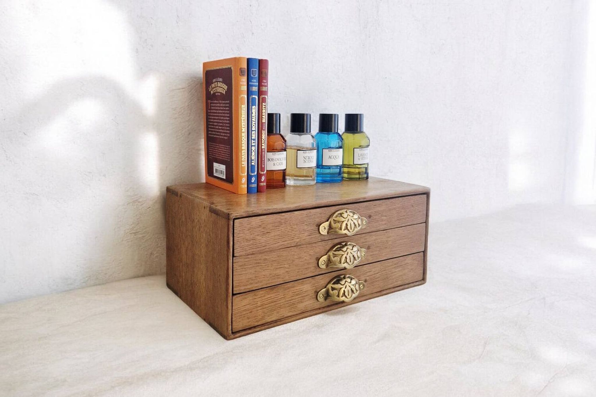 Small storage chest of drawers in oak and brass - 1900s period