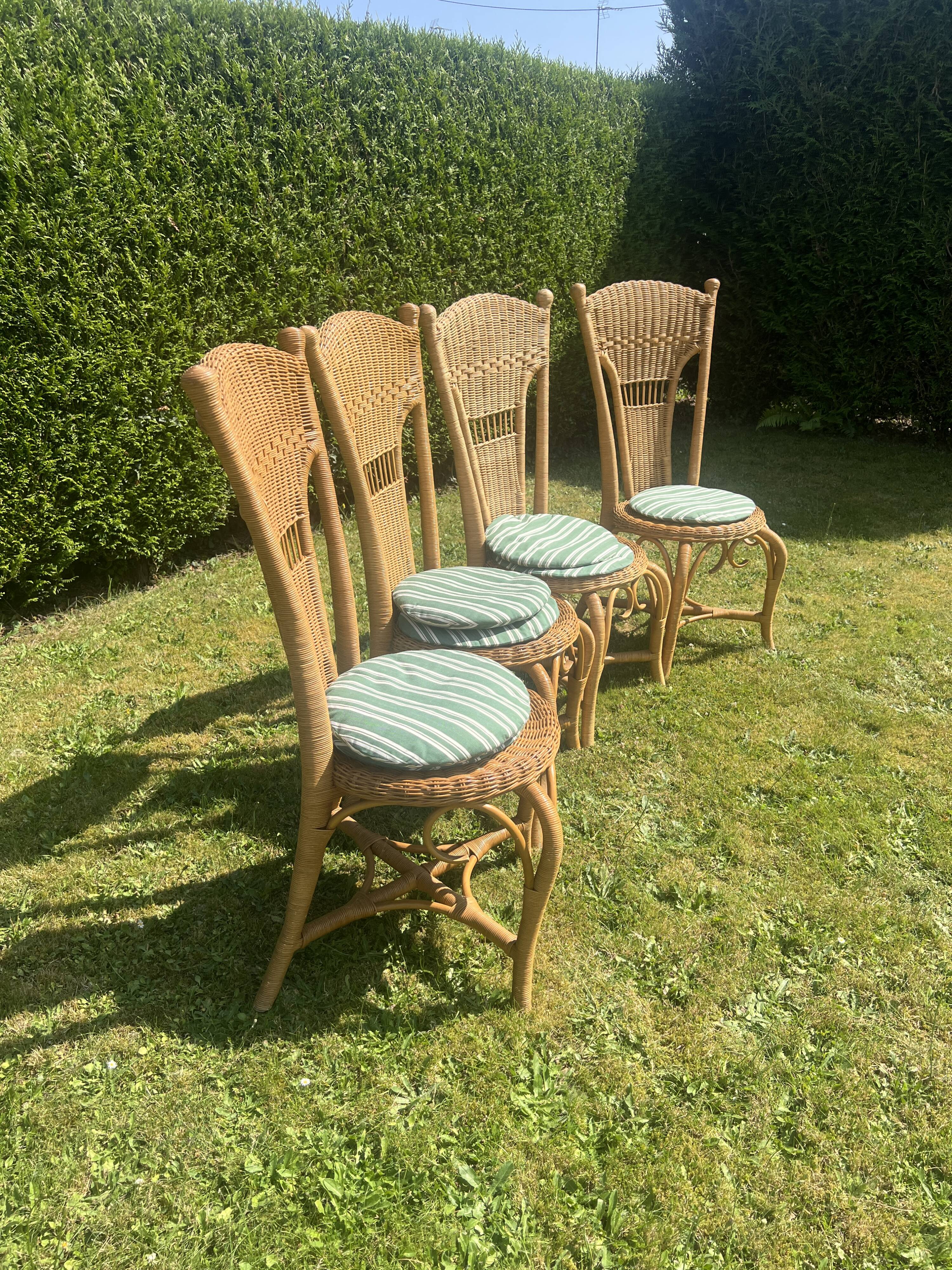 Very beautiful set of 4 antique rattan chairs. Luxury model, perfect condition.