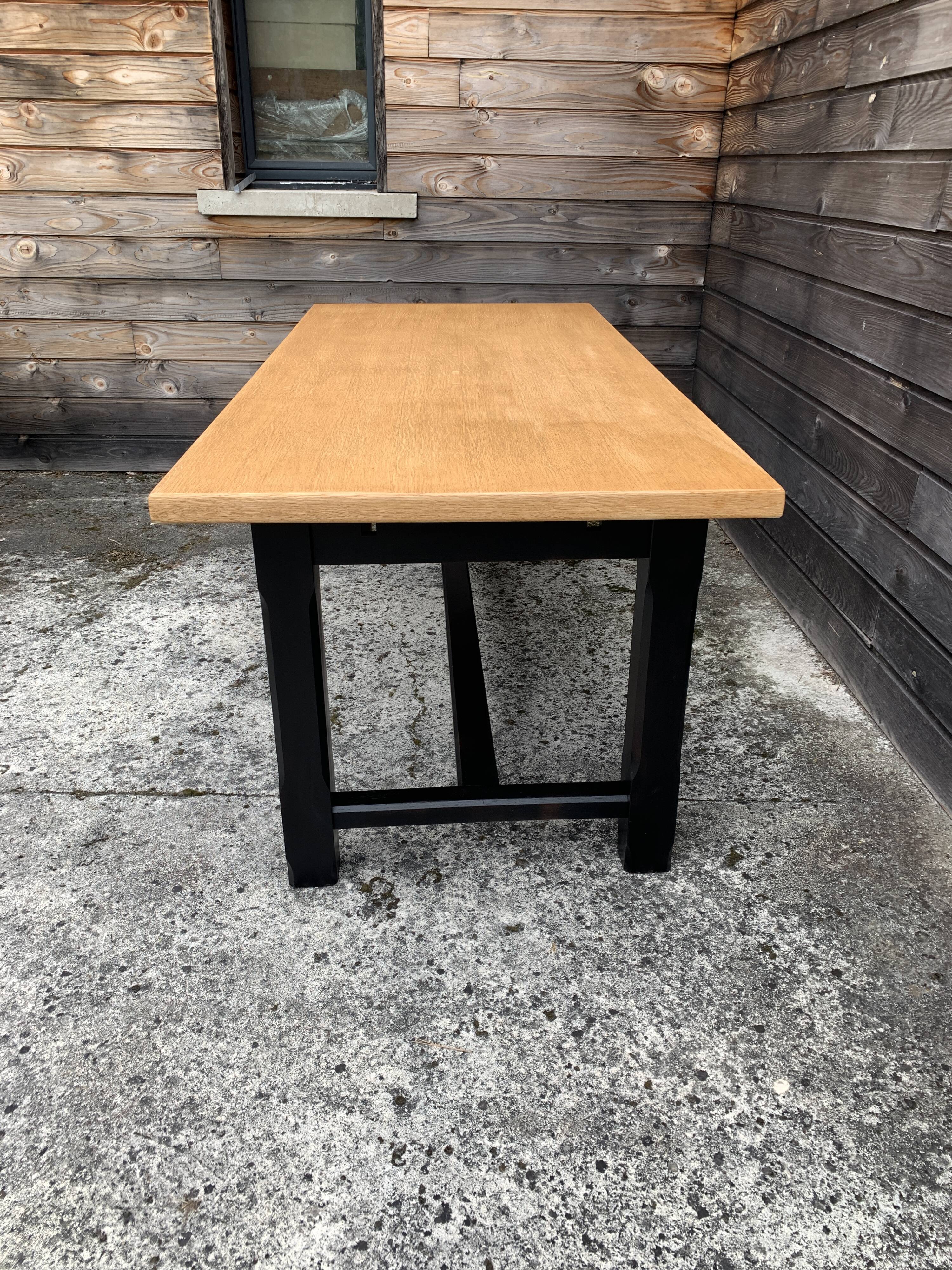 Table de ferme en chêne massif et pieds noirs mats