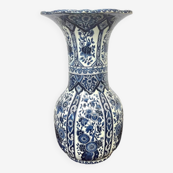 Delft blue vase floral motif