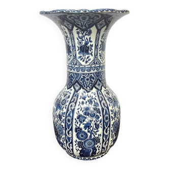 Delft blue vase floral motif
