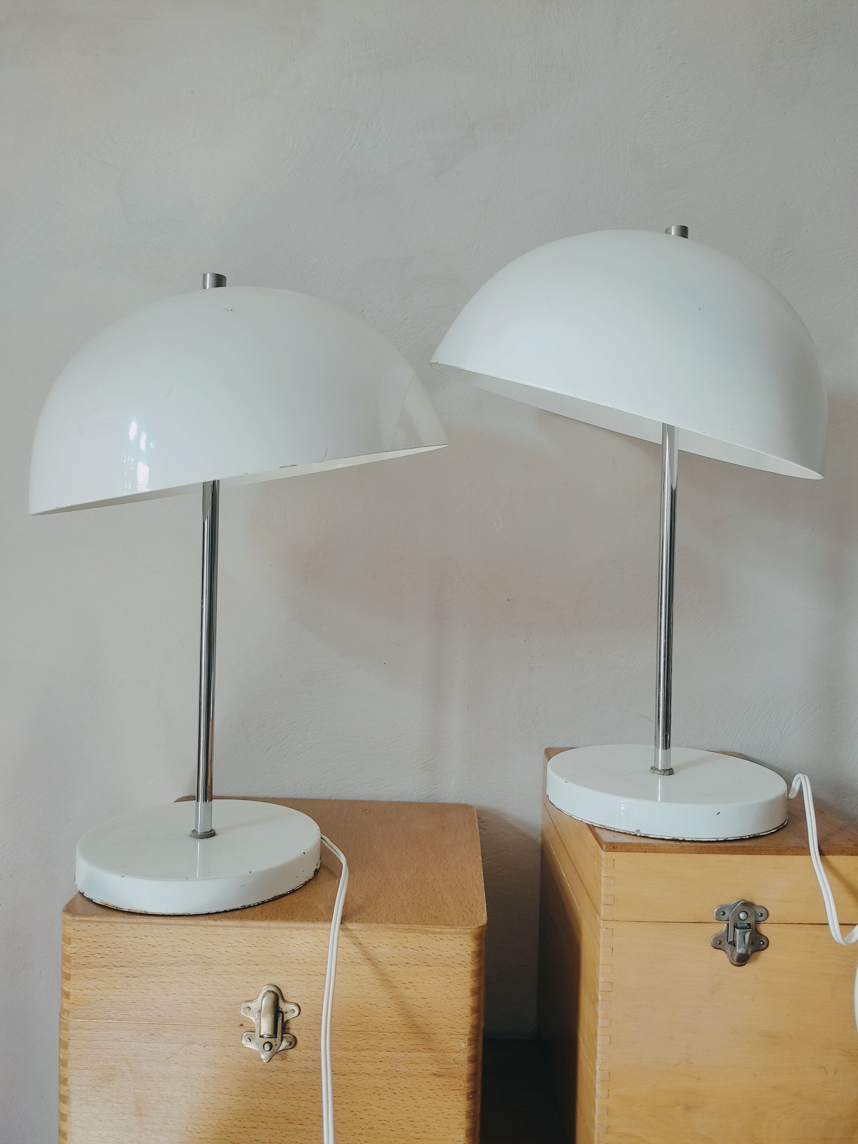 Duo of mushroom lamps with inclined lampshade