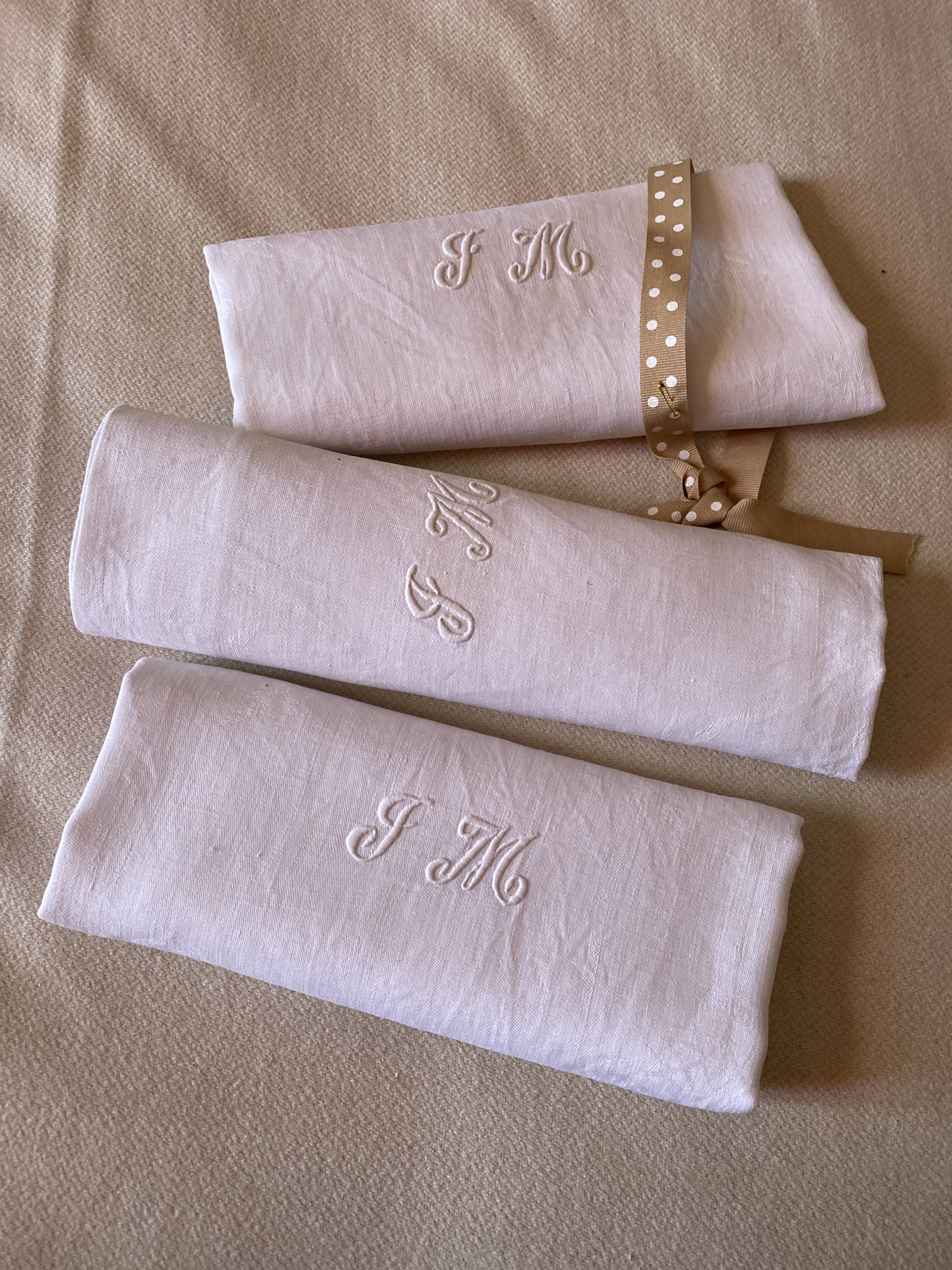 GM monogramme towels