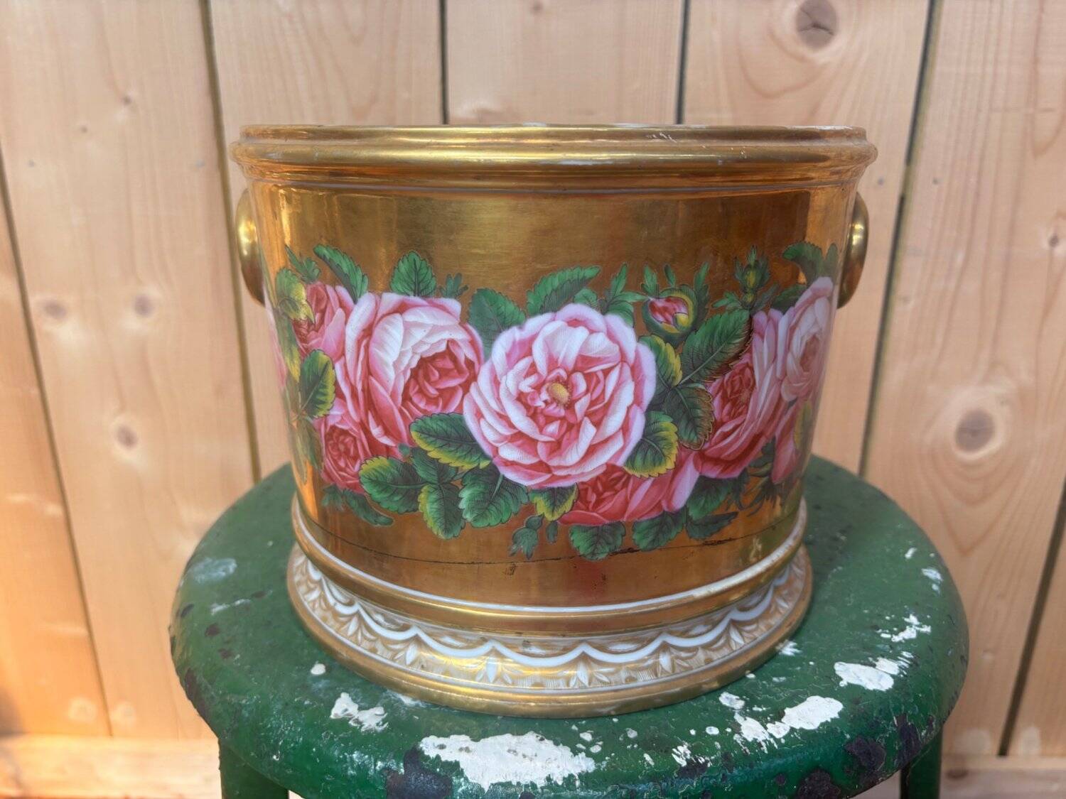 Cache-pot porcelain from Paris, rose decoration on a golden background, Empire style.
