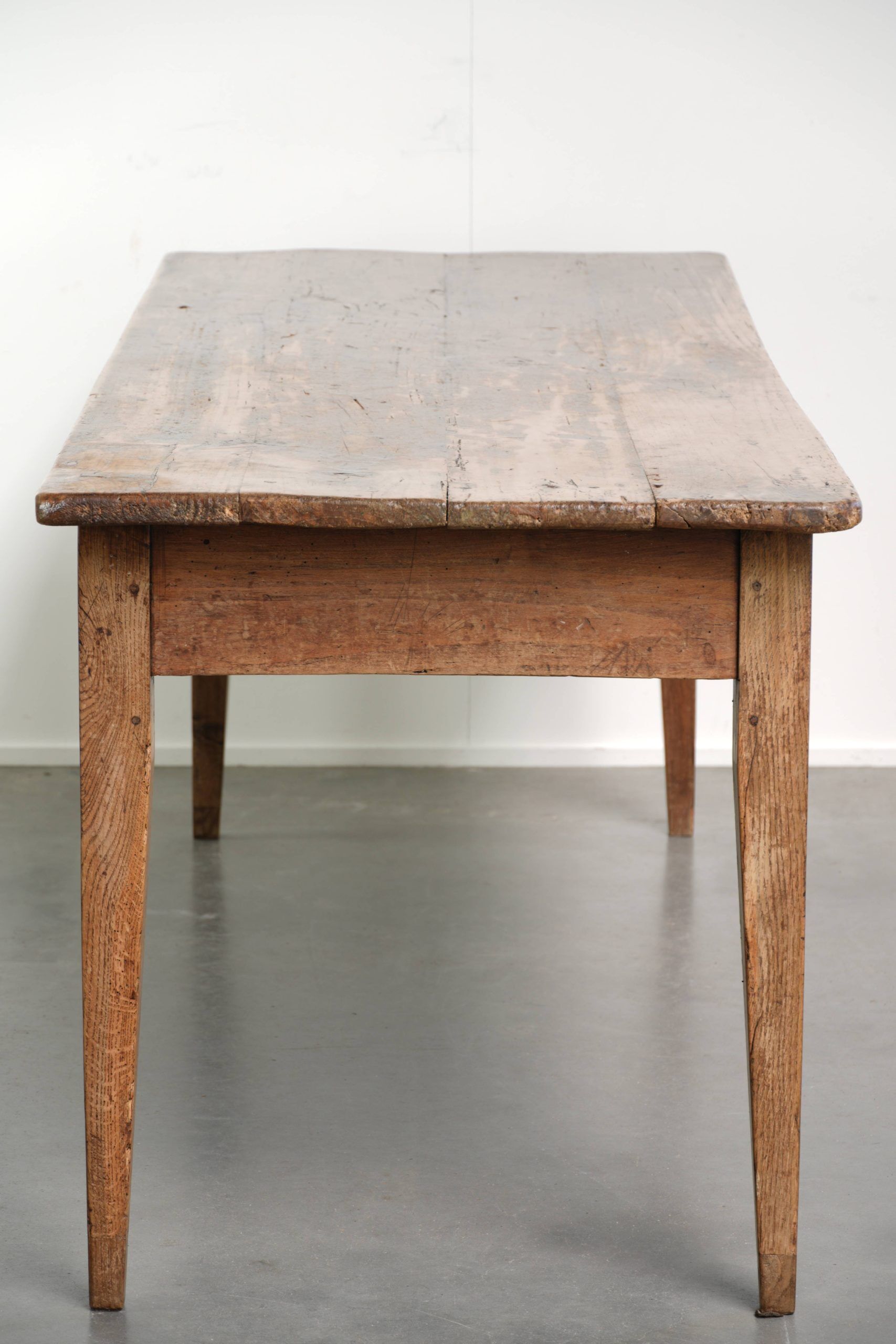 Table de ferme française du 19ème siècle pour 4 à 6 personnes.