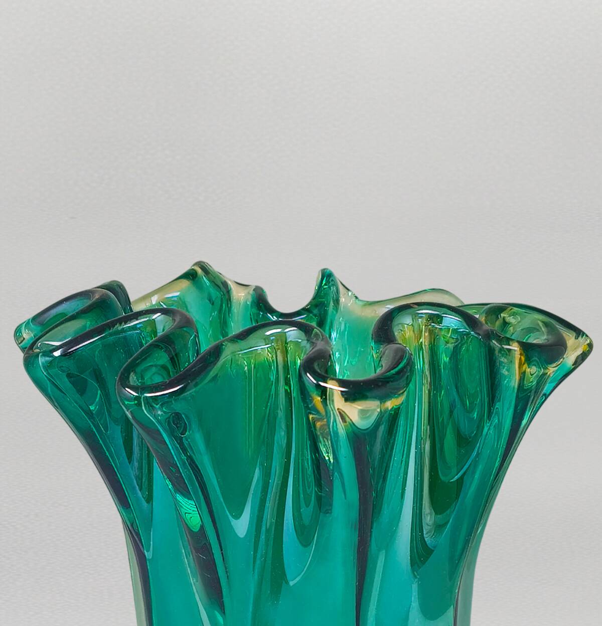 1970s Astonishing Emerald Green "Fazzoletto" Vase by Michielotto in Murano Glass. Made in Italy