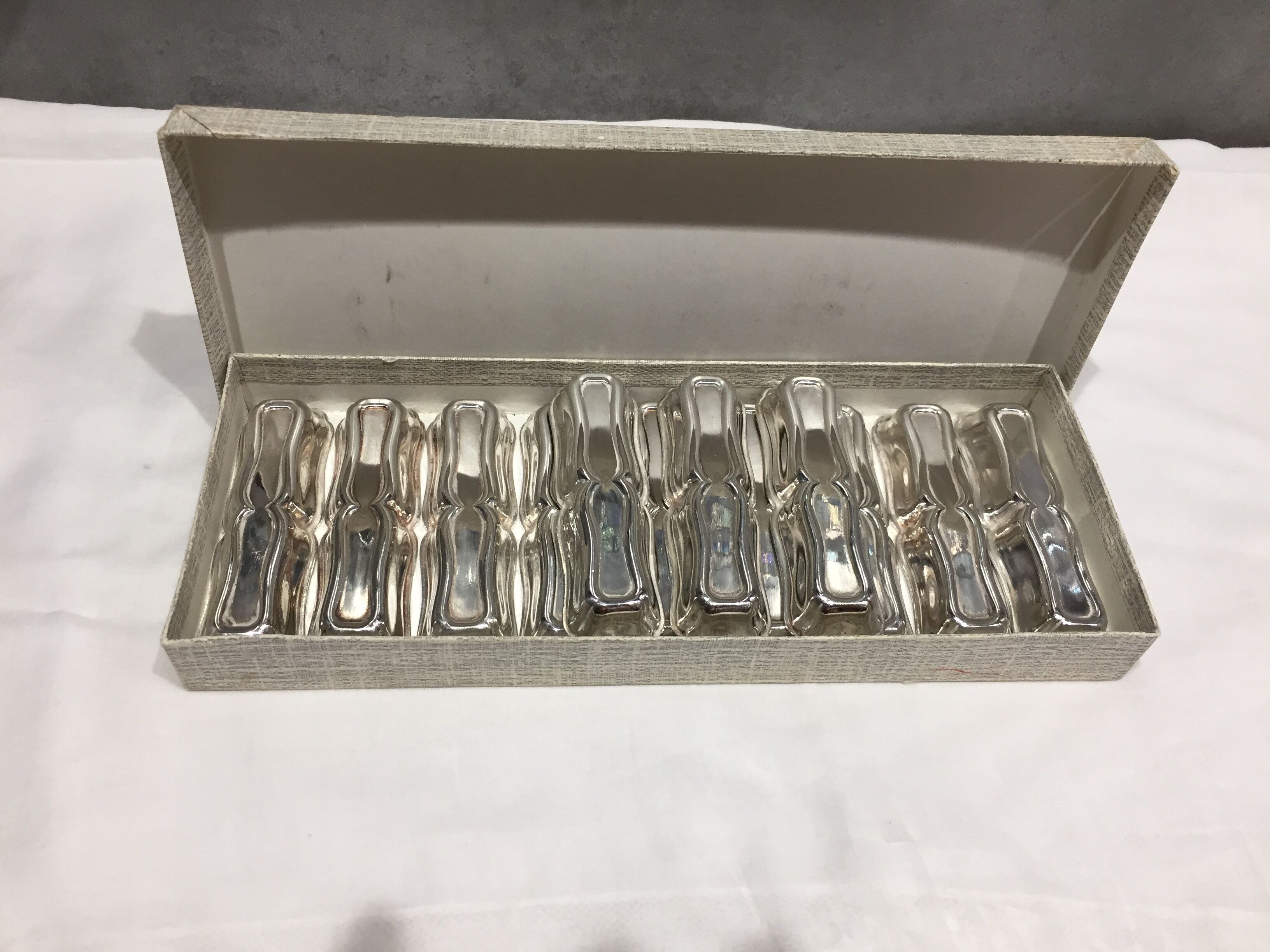 Lot of 12 silver metal knive holders