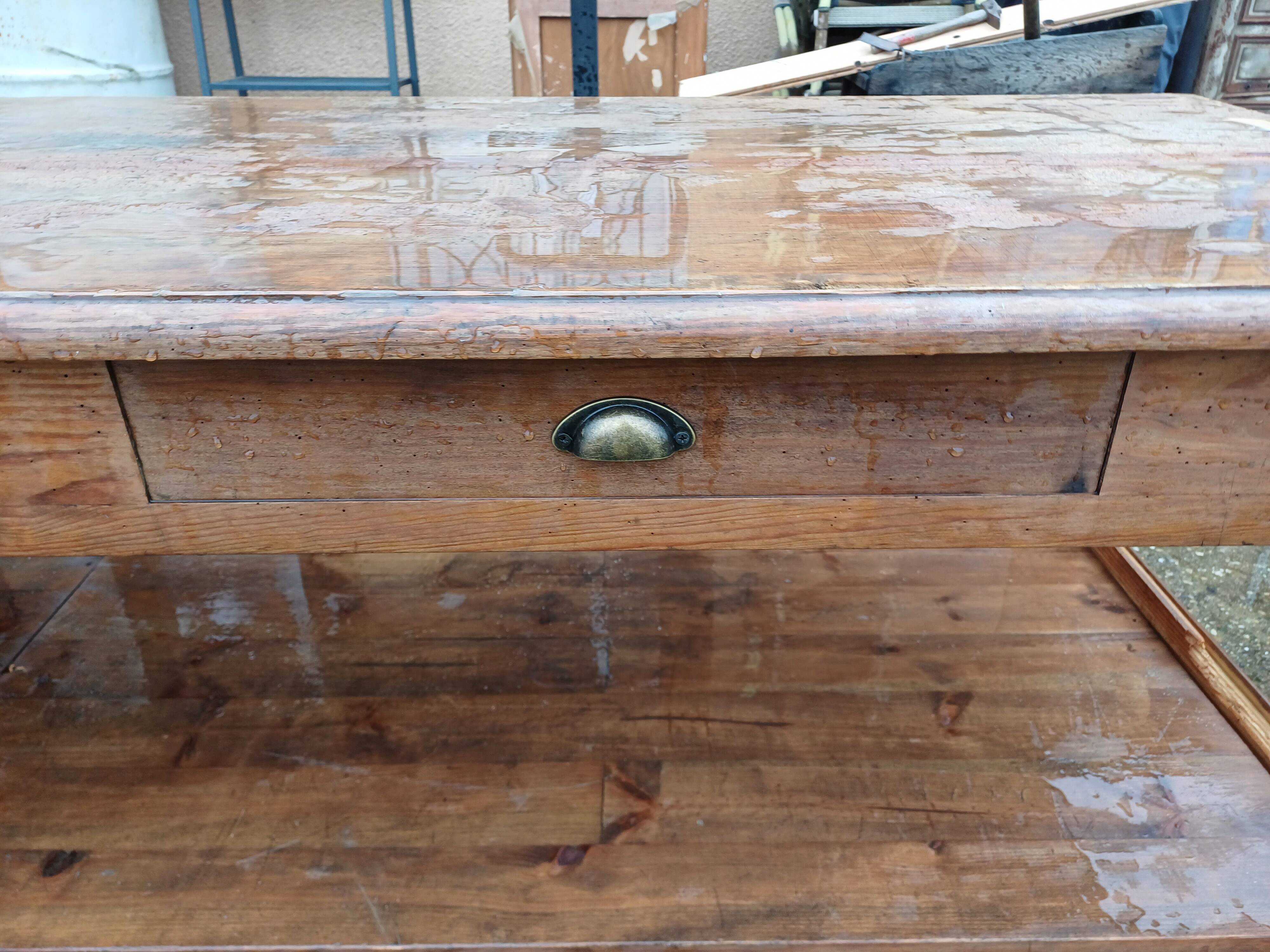 Table de drapier en pin , 2 tiroirs .