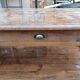 Table de drapier en pin , 2 tiroirs .