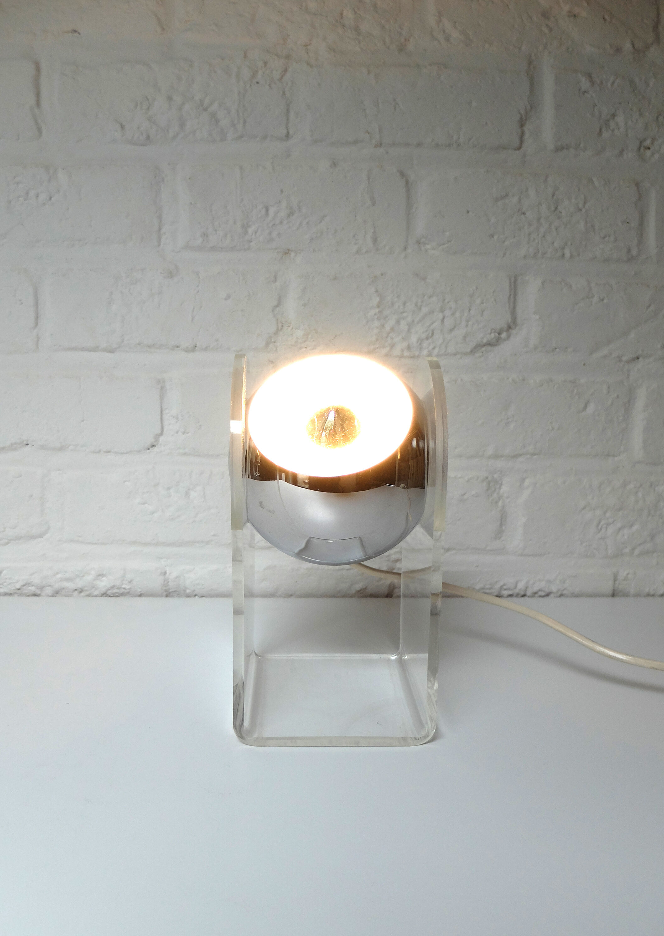 Space age sphere plexiglass table lamp, 1960/70