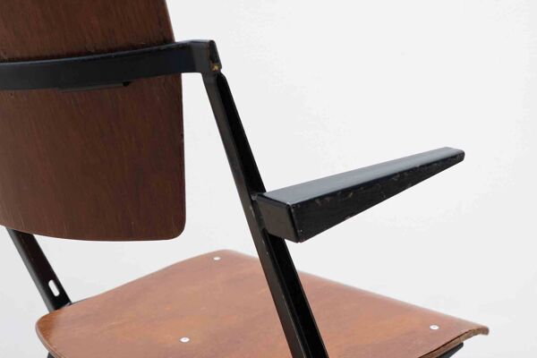 Chaise vintage Pyramid accoudoirs de Wim Rietveld chêne et noir