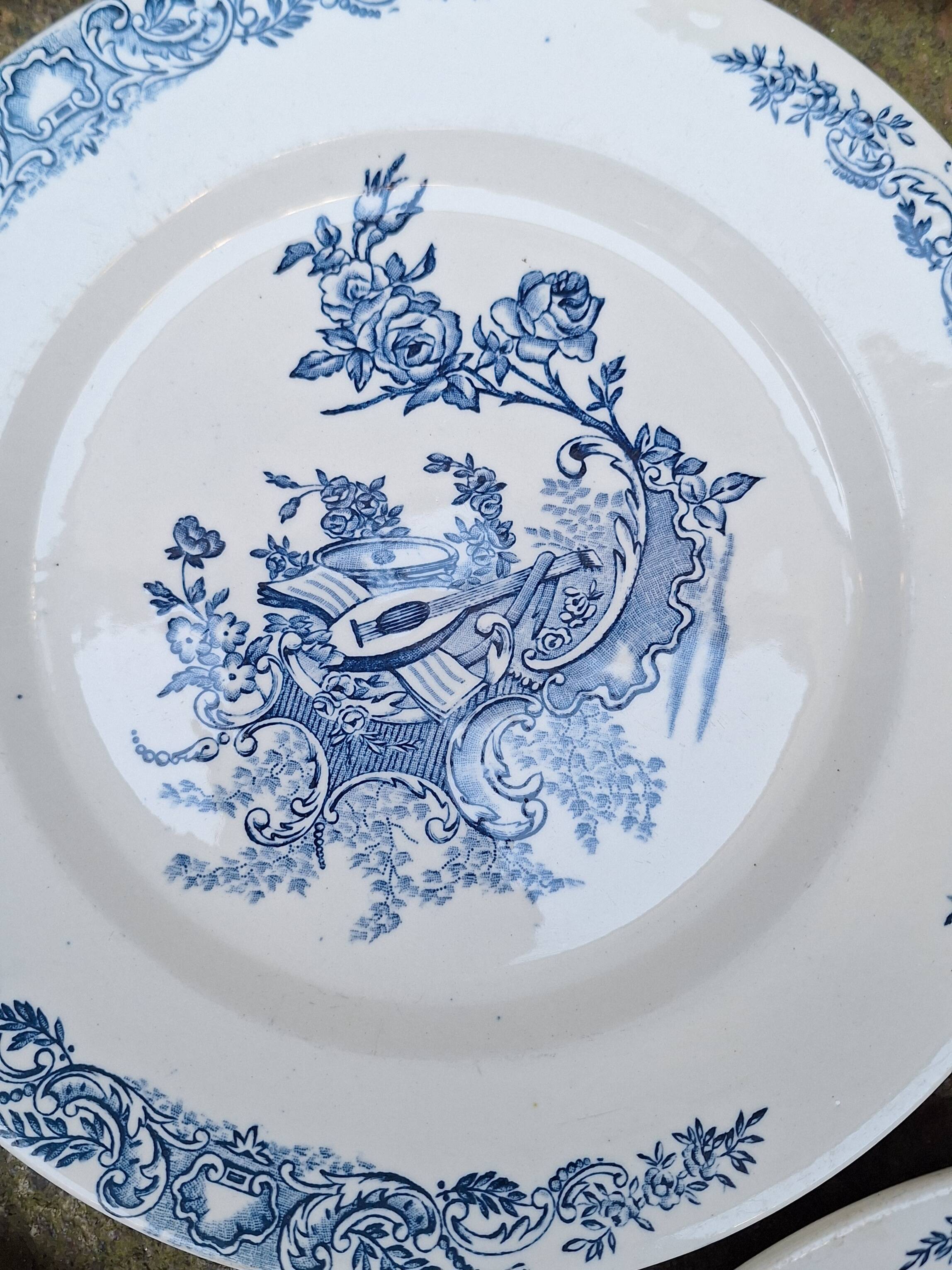 Service set in SG porcelain, Louis XV model.