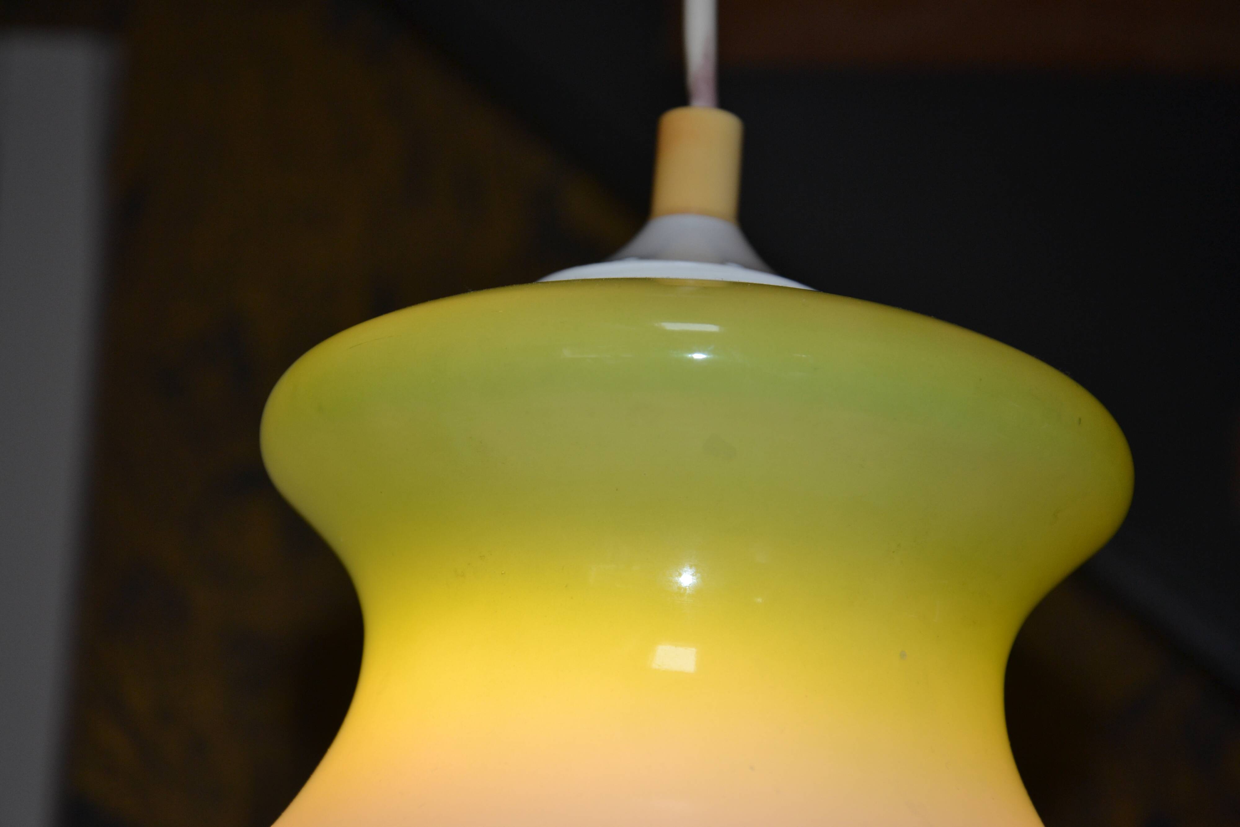 Vintage suspension in green opaline