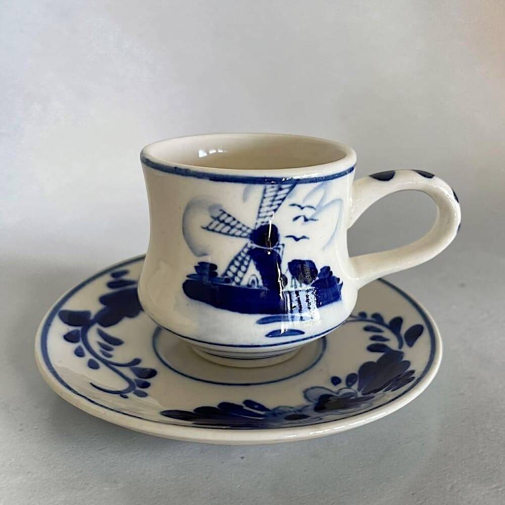 Tasse à café et soucoupe en Delft Blue peintes à la main