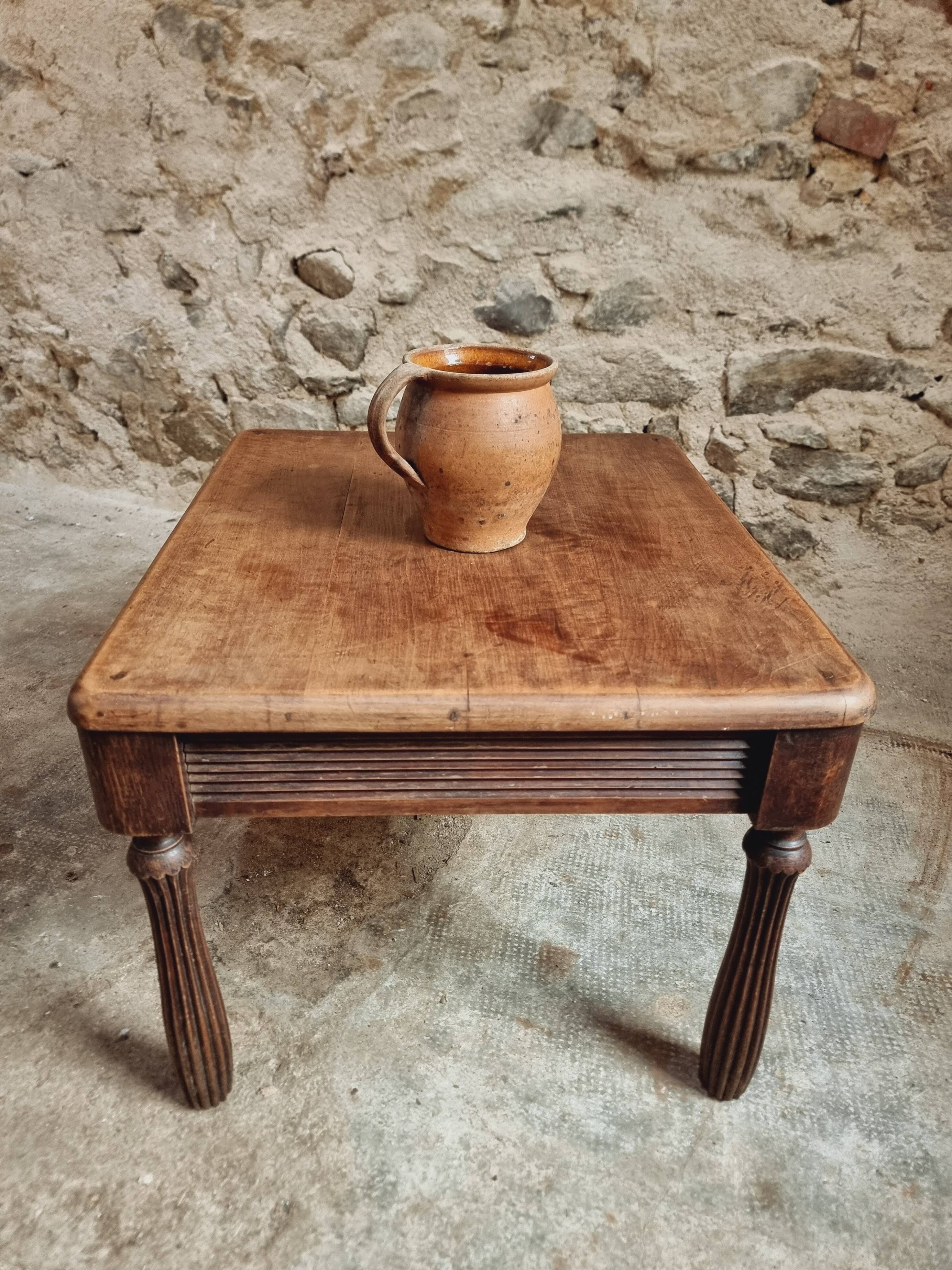 Table basse ancienne en noyer et chêne – France, vers 1900