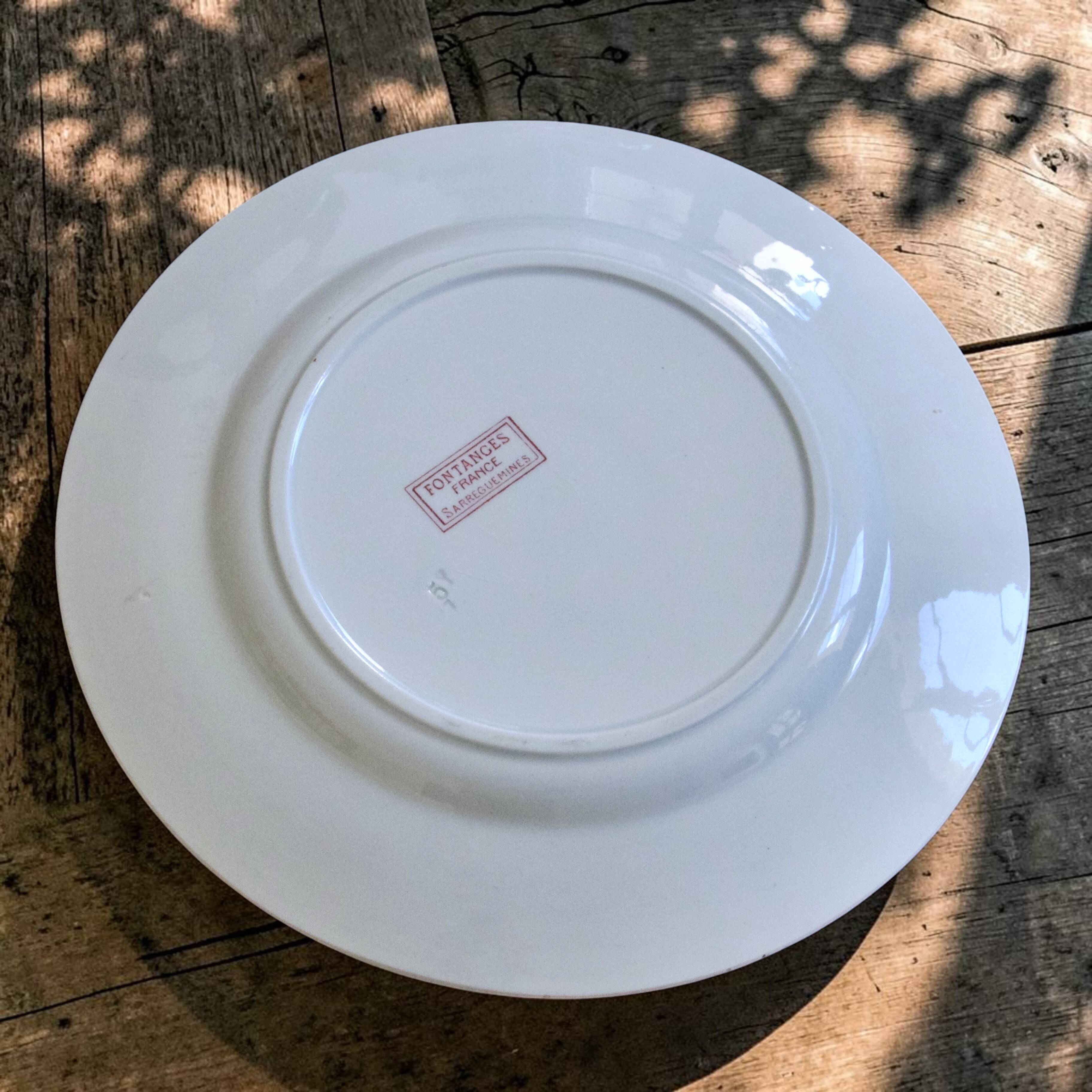 Round antique plate made of pink ironstone, signed Sarreguemines, Fontanges collection.