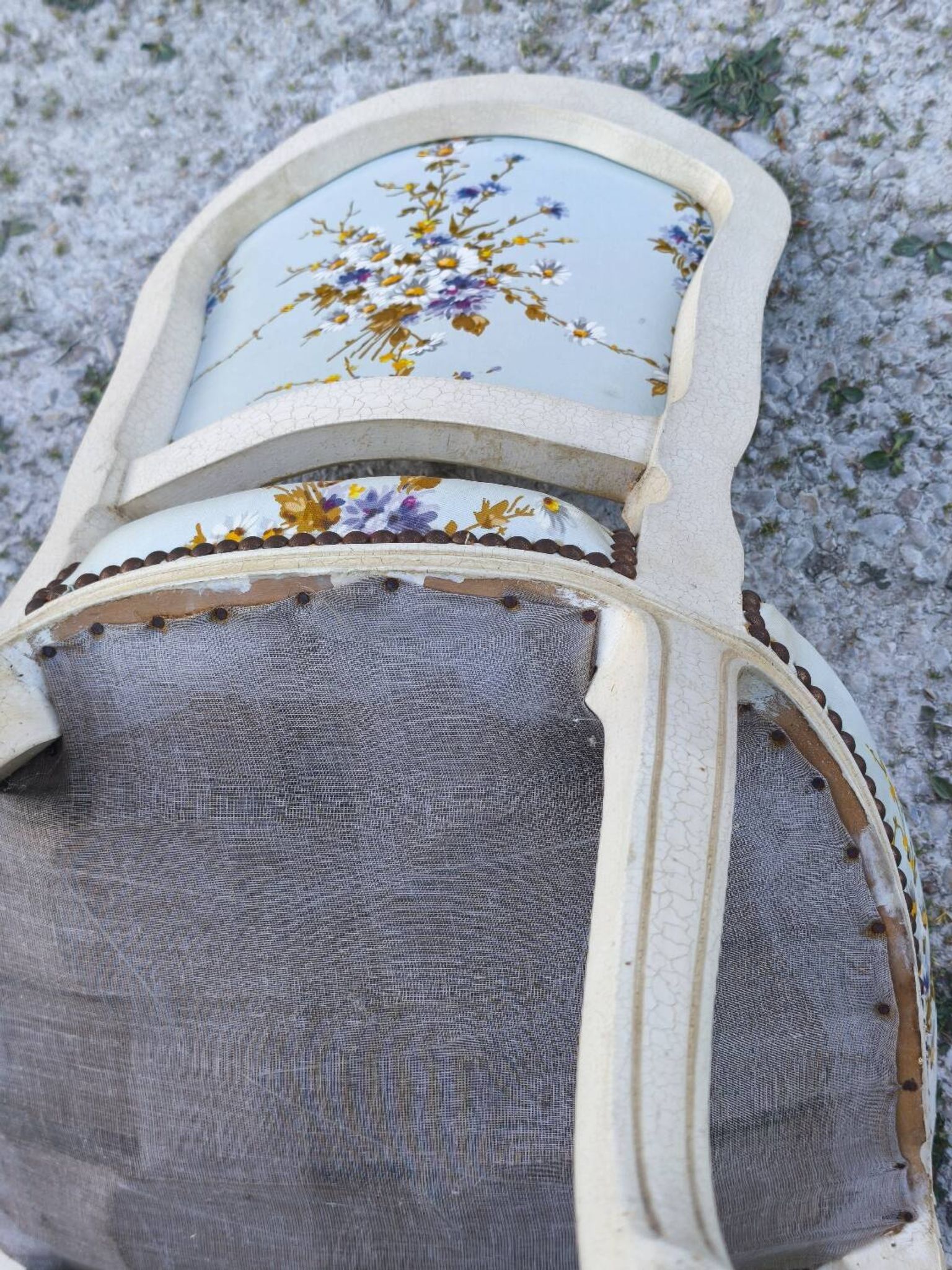 Pair of Louis XV style cabriolet chairs with a patina – floral fabric