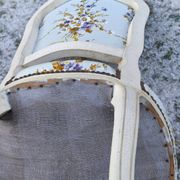Pair of Louis XV style cabriolet chairs with a patina – floral fabric
