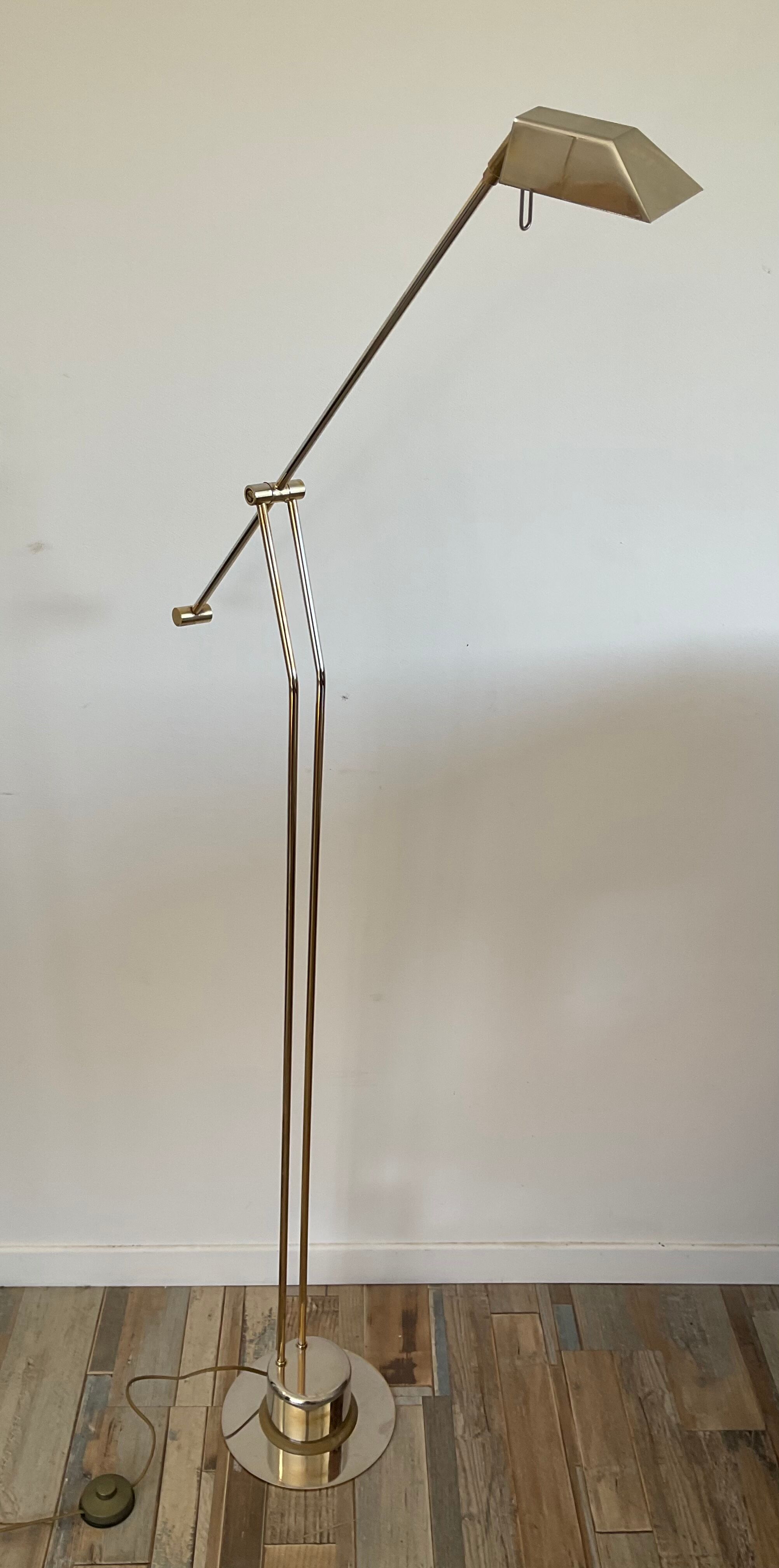 Deknudt e-reader floor lamp from the 70s in brass