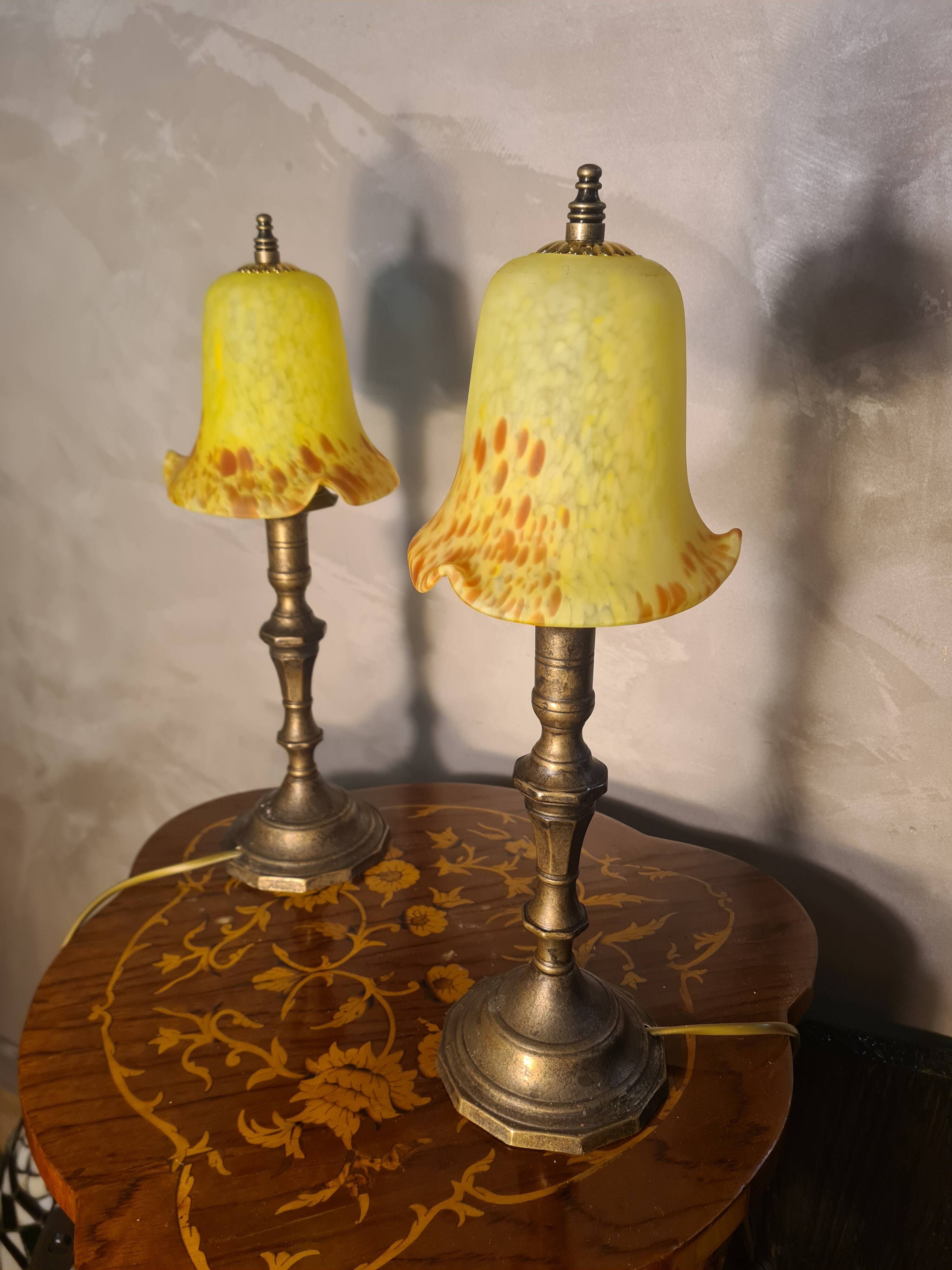 Paire de lampes de chevet Art déco en laiton et pâte de verre jaune, 1930