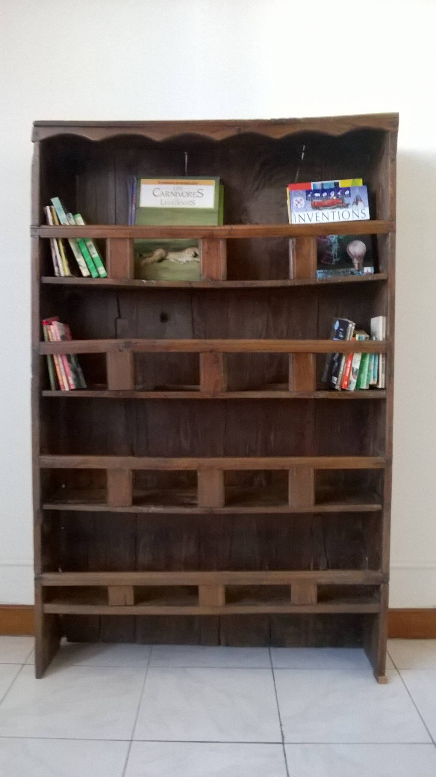 Old oak dresser or shelf to place on the ground
