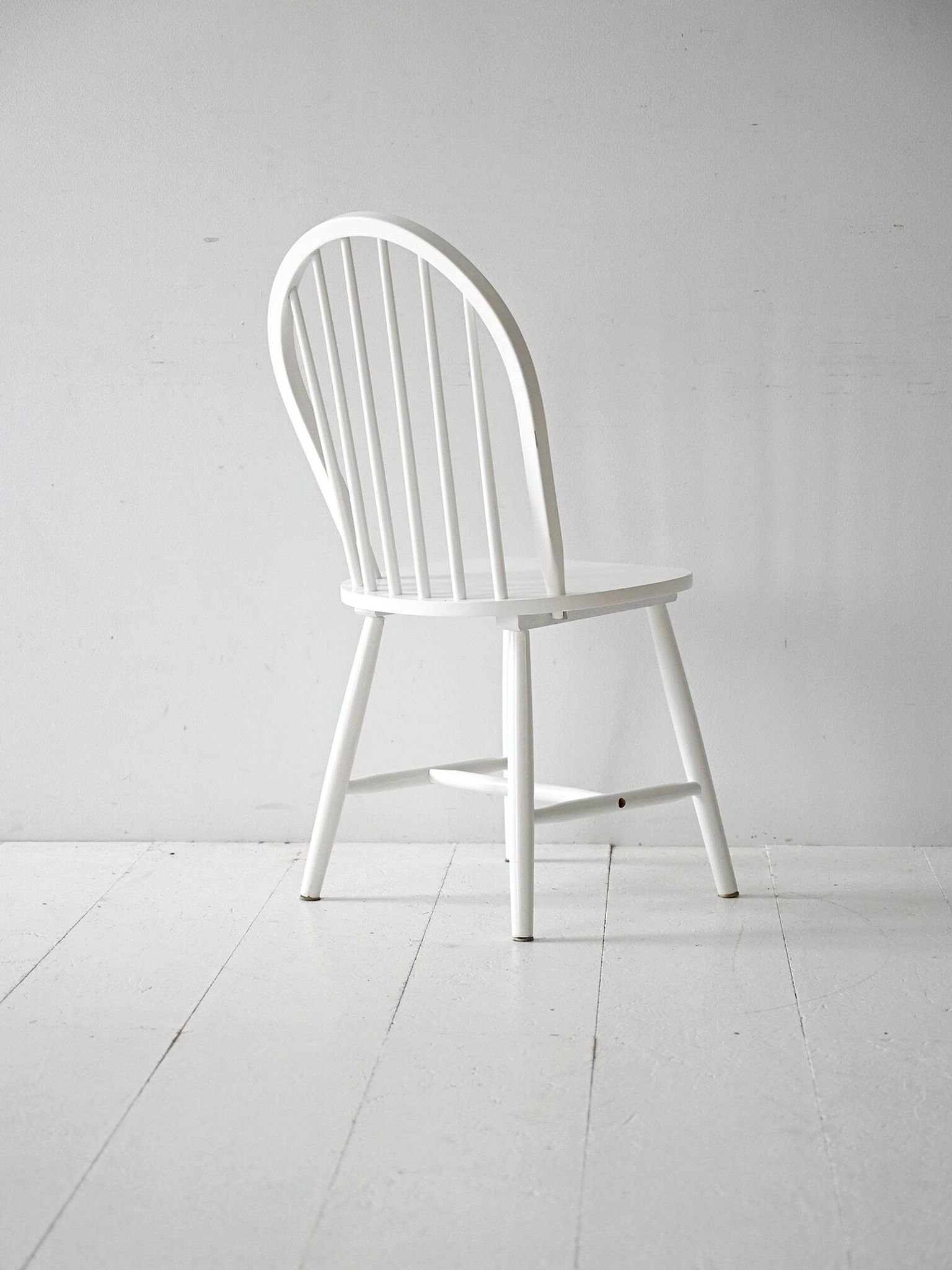 Chaise scandinave blanche contemporaine