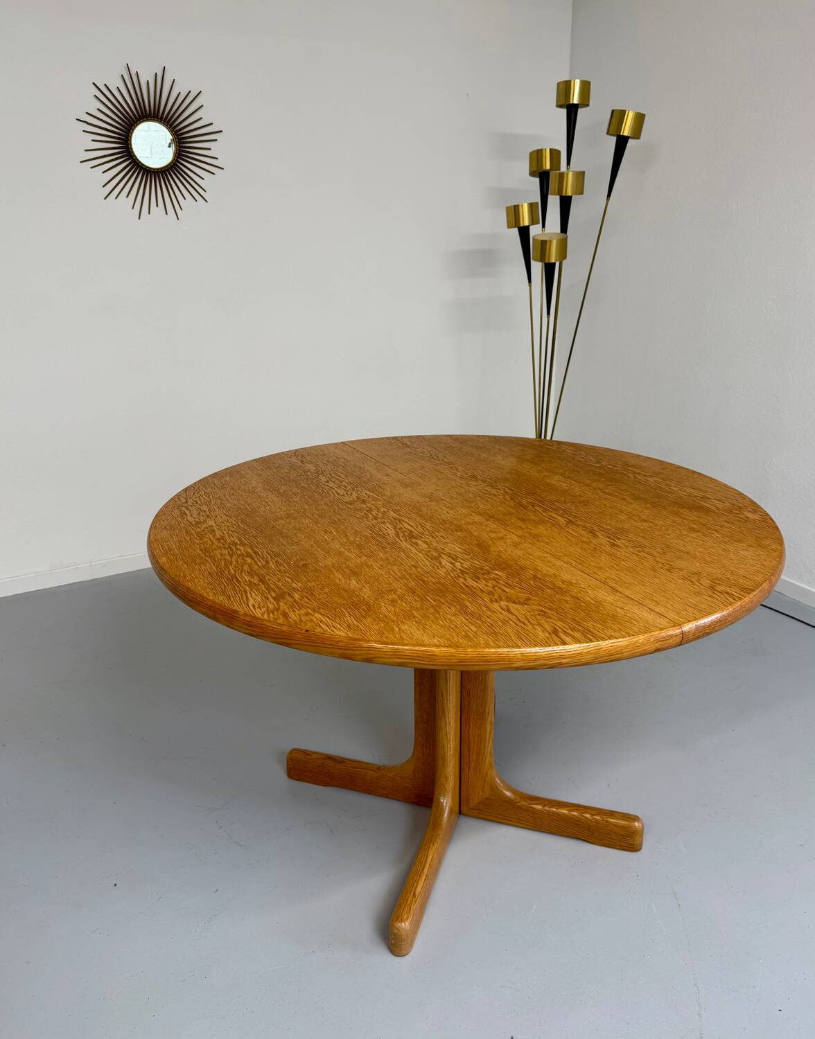 Antique round Scandinavian dining table from the 70s with 1 solid wood extension