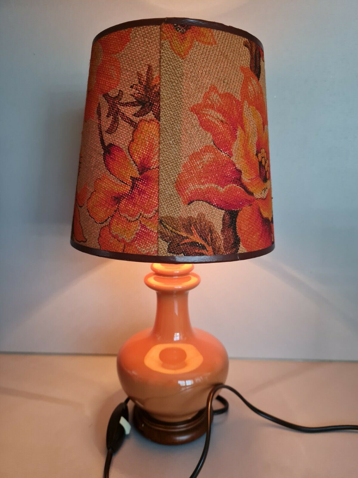 Lampe à poser vintage couleur caramel avec son abat-jour fleuri