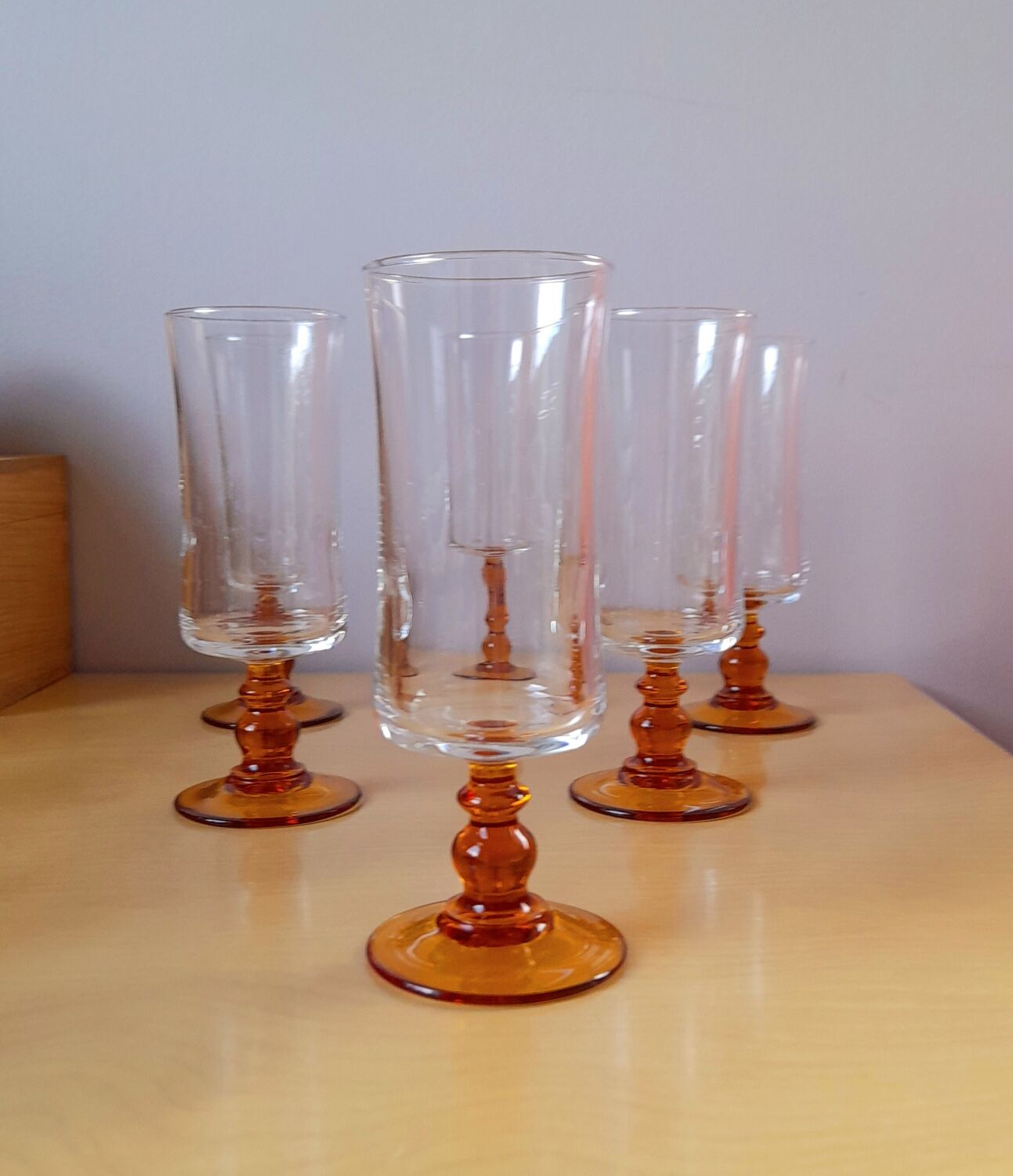 Service of 18 glasses with amber feet 70s