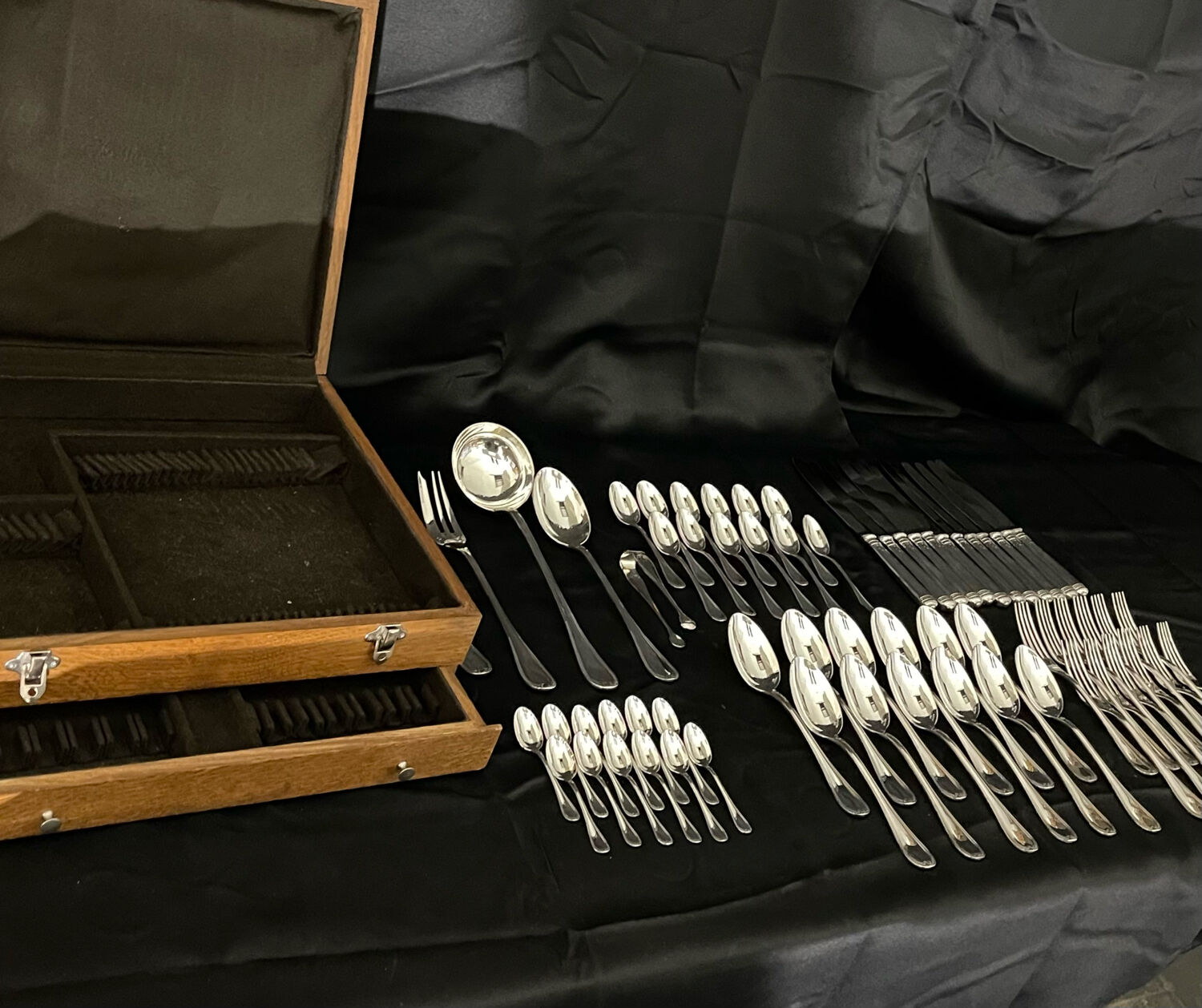 Christofle malmaison housekeeper with silversmith 65 pieces condition close to new