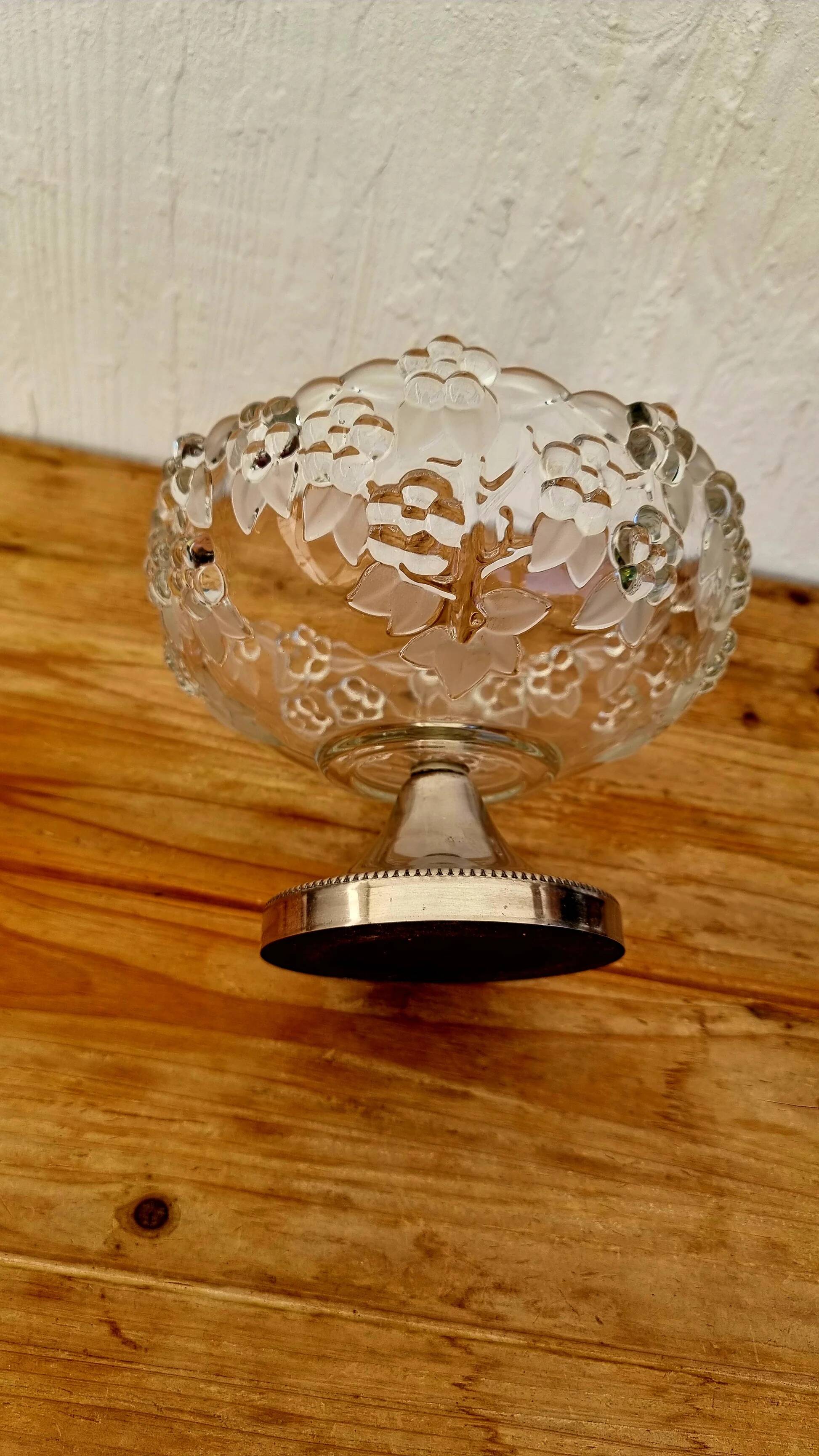 Vintage glass fruit bowl on a stand from the 60s/70s.