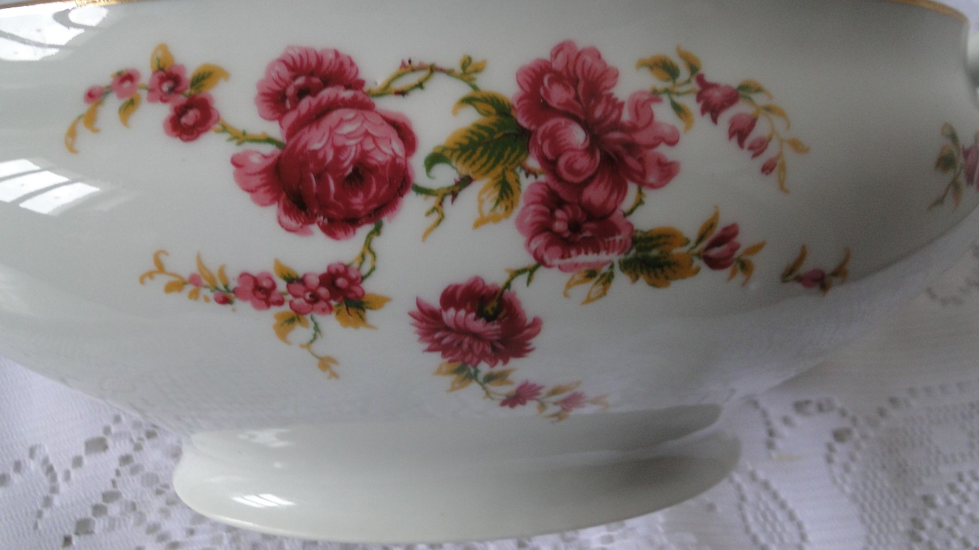 Legumier pörcelaine de limoges f legrand & cie floral décor white background