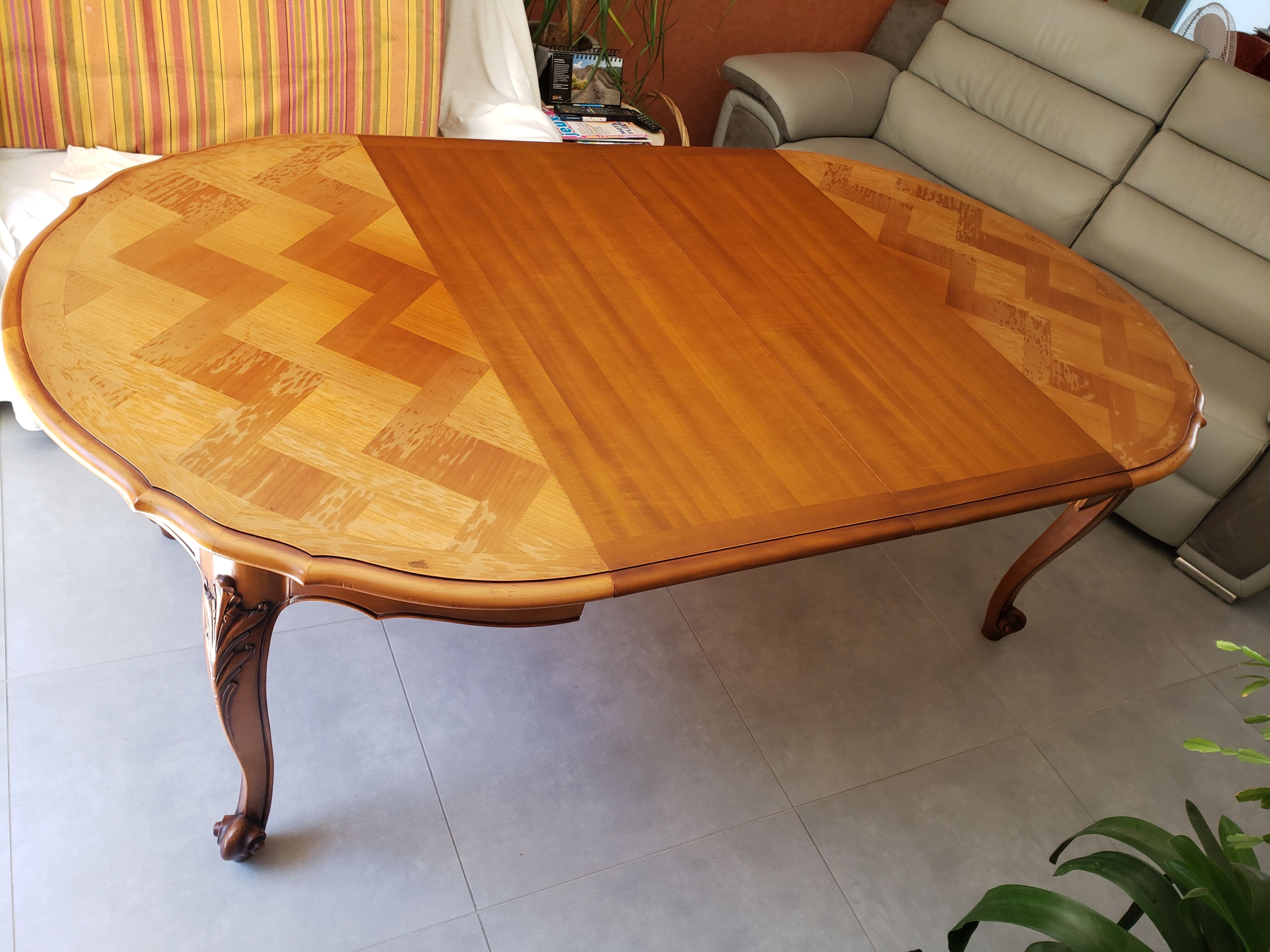 Extendable round table Louis XV style with its 2 extensions