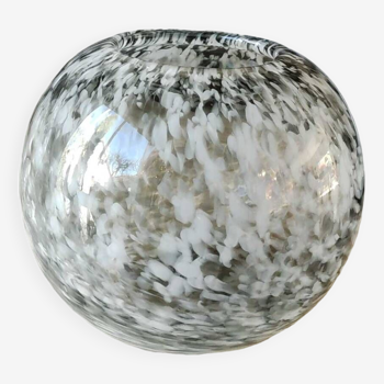 Vase sphérique/boule en verre d art soufflé. lsa international. gris fumé moucheté blanc. dim. 14 x 15 cm