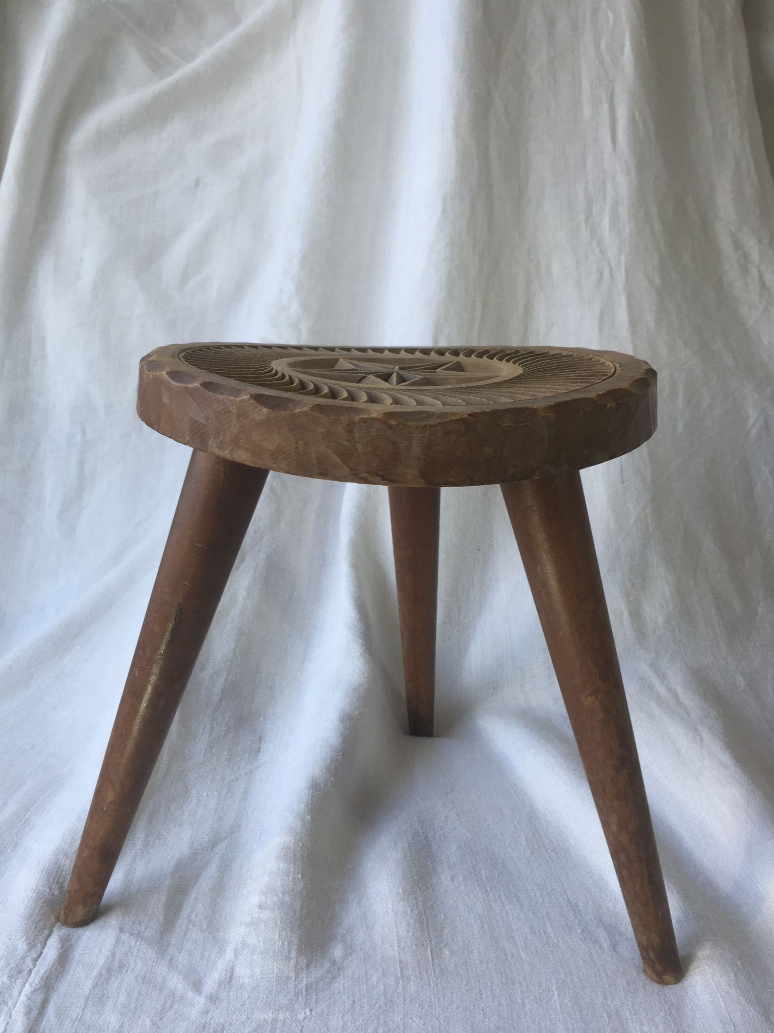 Tabouret bois art populaire tripod pieds compas ancien