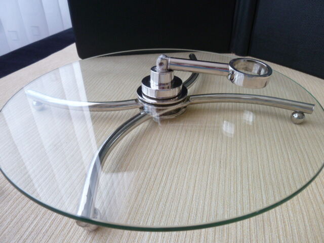 Cheese platter made of glass and silver metal and its serving cutlery