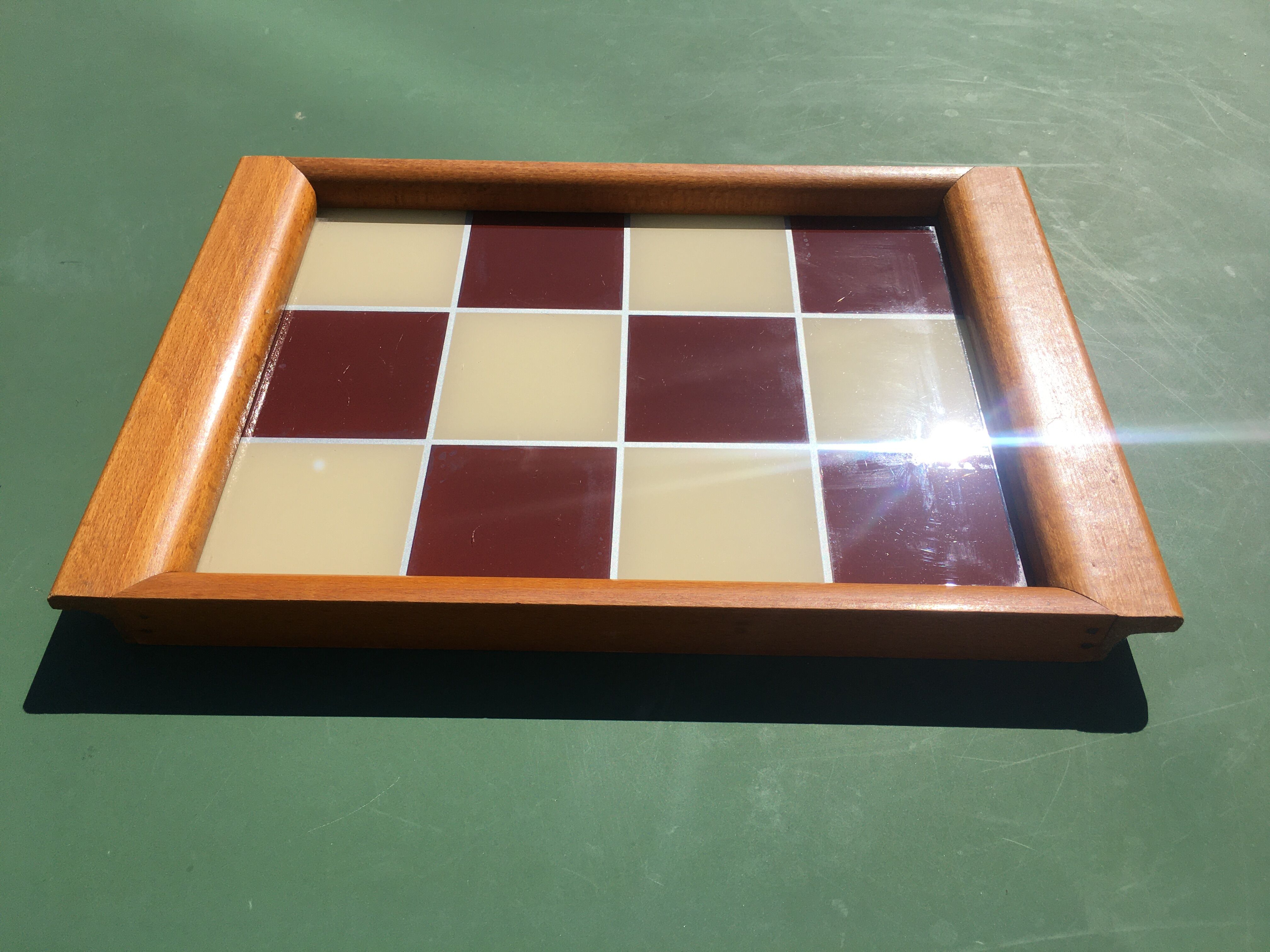 Plateau années 50 en bois et verre laqué, motif damier