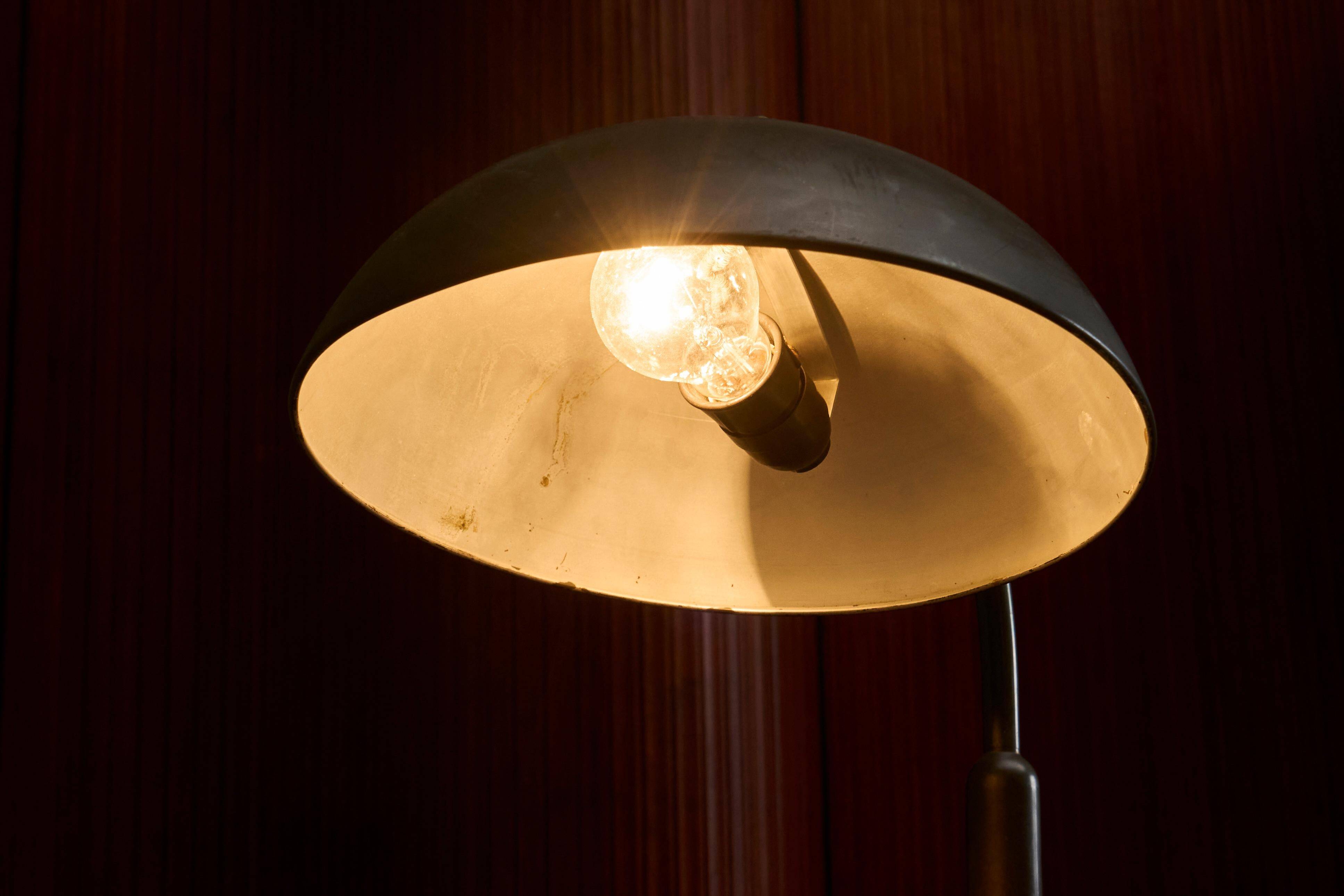 Modernist desk lamp in patinated brass from the 1930s.