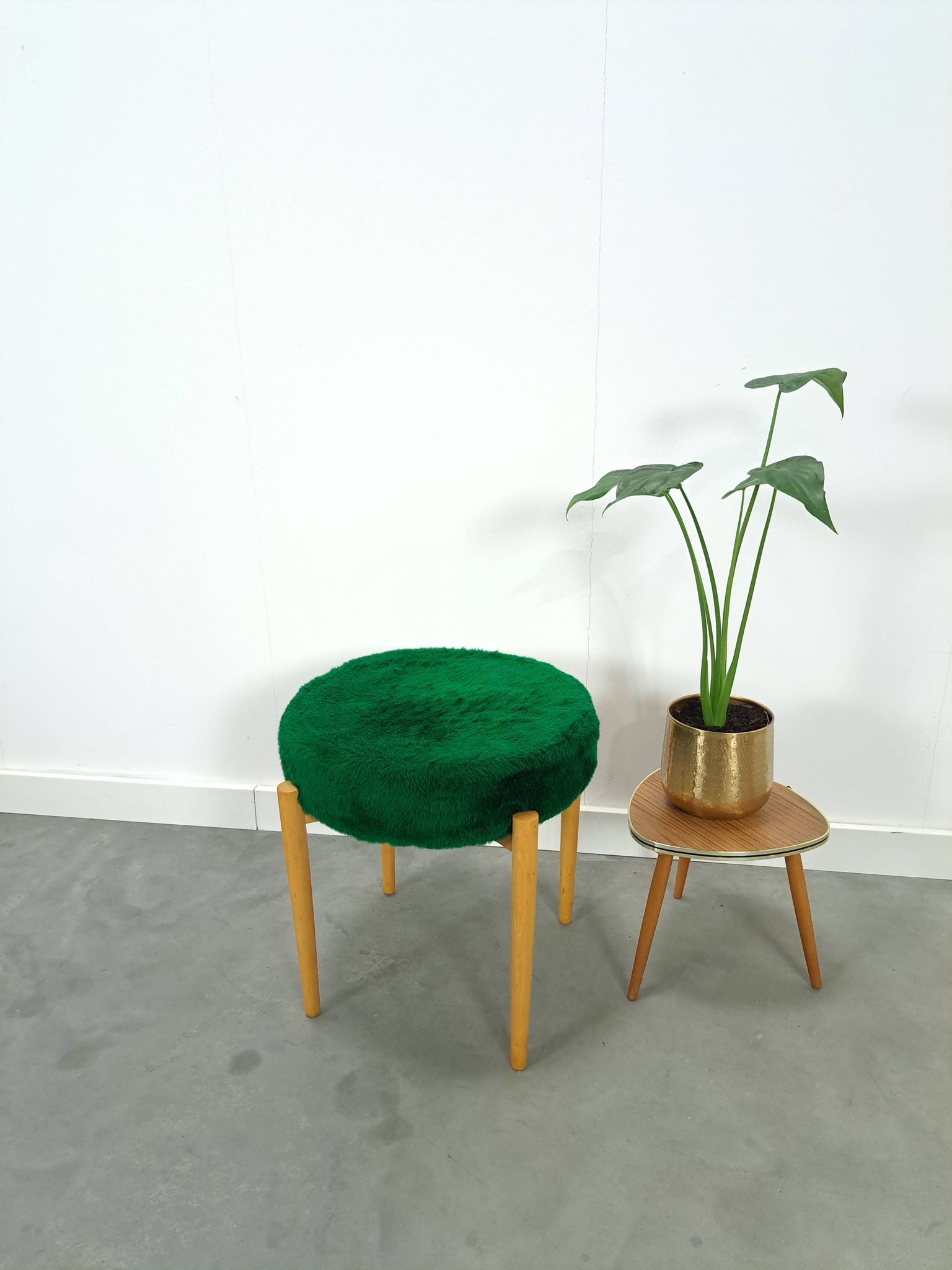 Houten vintage kruk met groen kussen