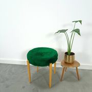 Houten vintage kruk met groen kussen