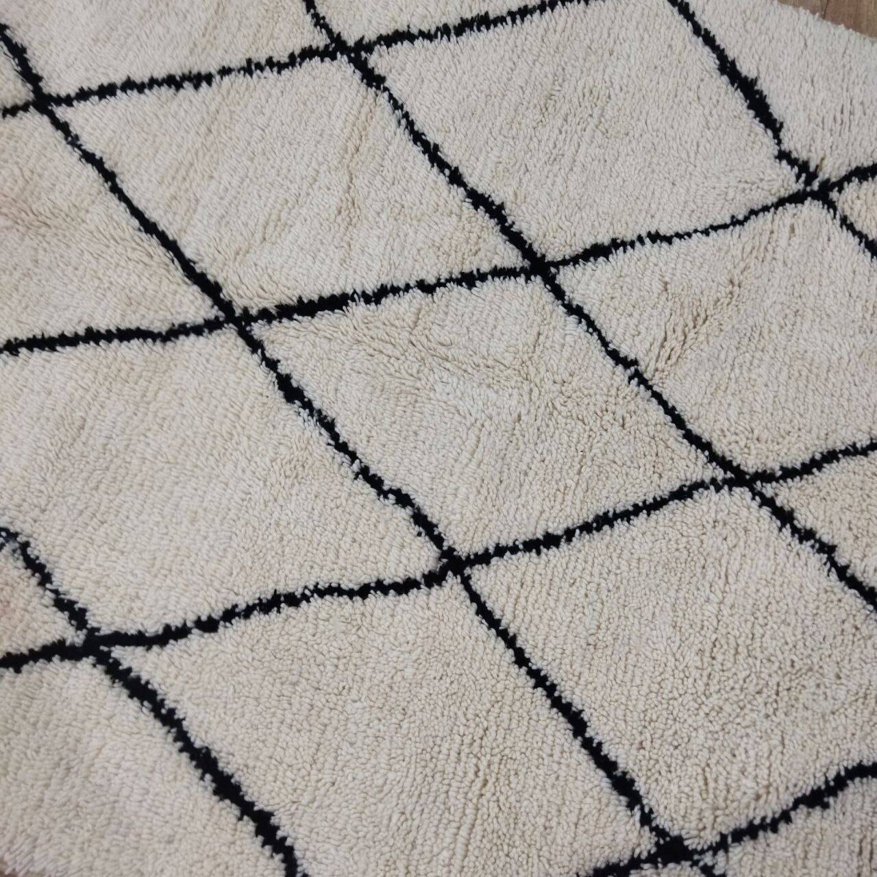 Azilal Berber rug in handmade wool 250 X 157 CM